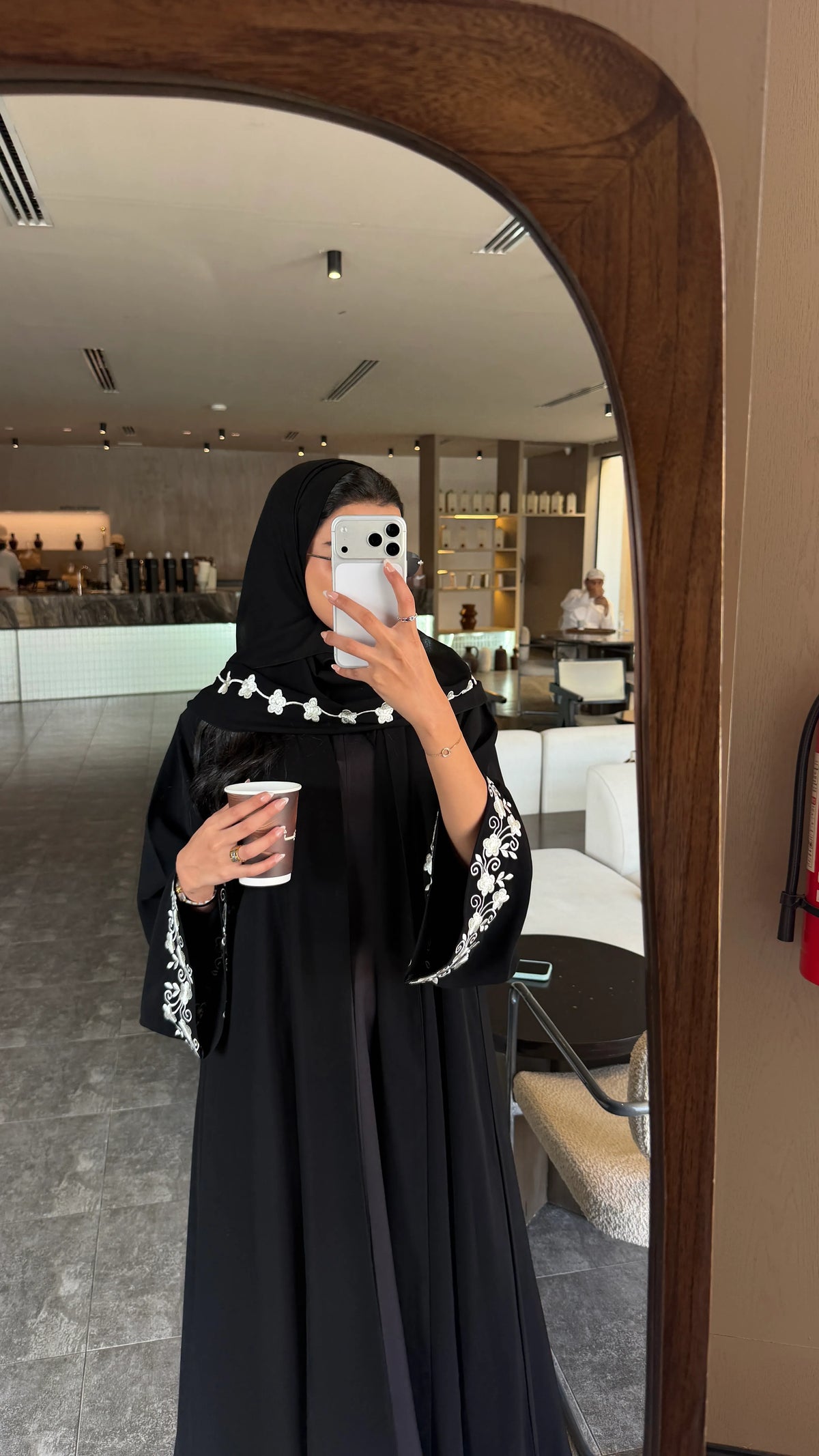 MW453 - عباية سوداء مطرزه ورود بيضاء