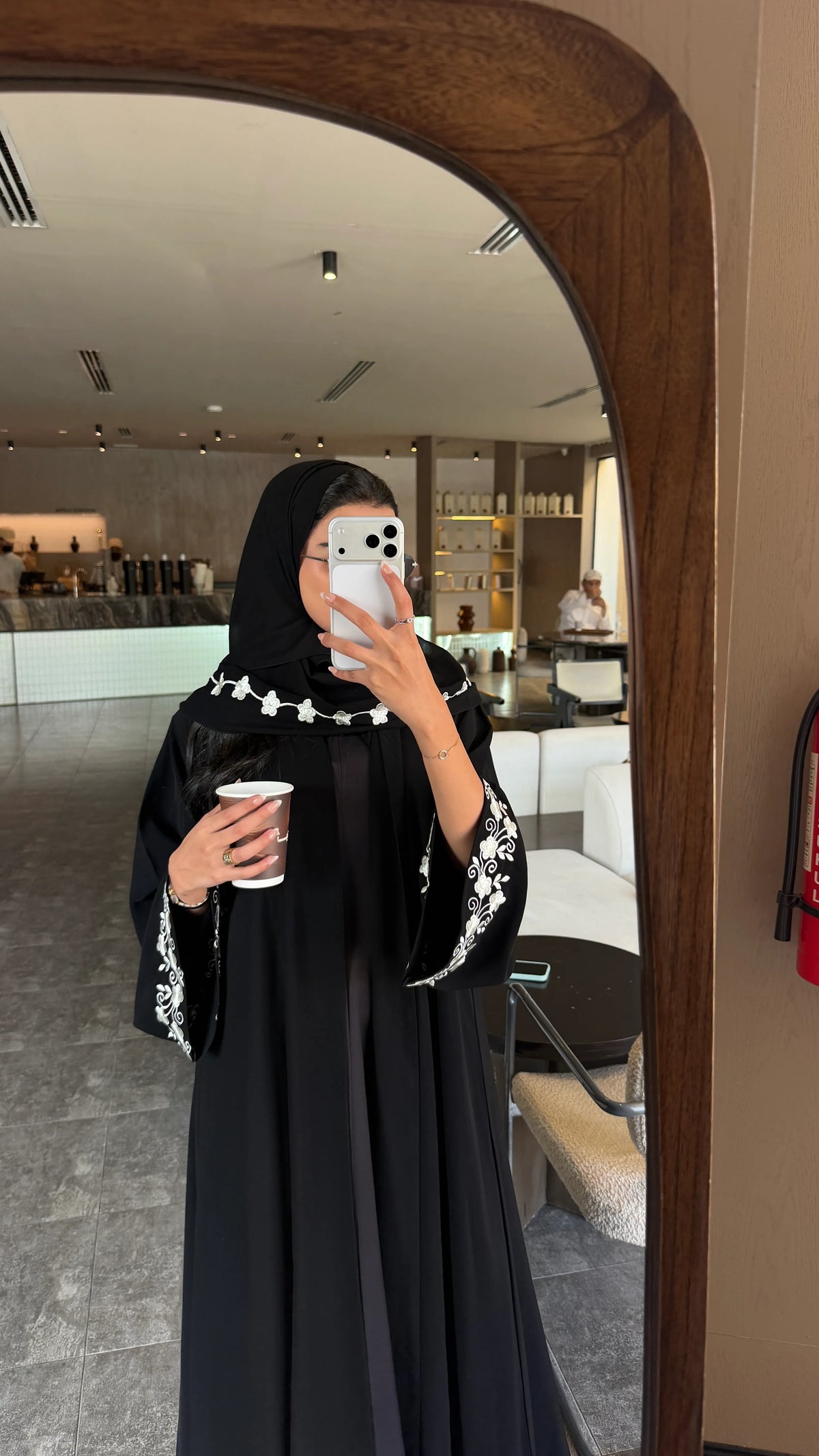 MW453 - عباية سوداء مطرزه ورود بيضاء