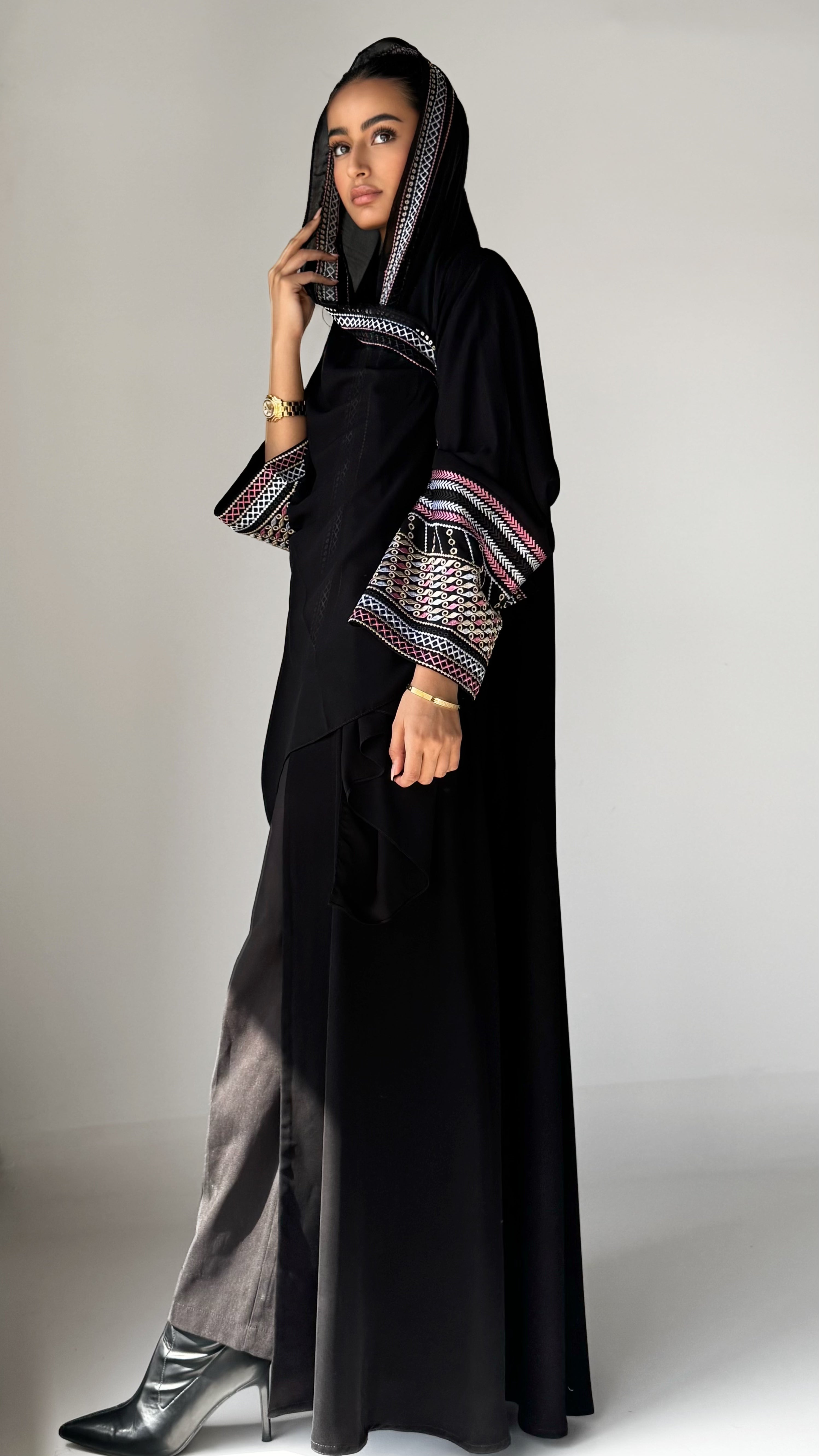MW1744- عباية اسود بكمام مطرزة - Aya