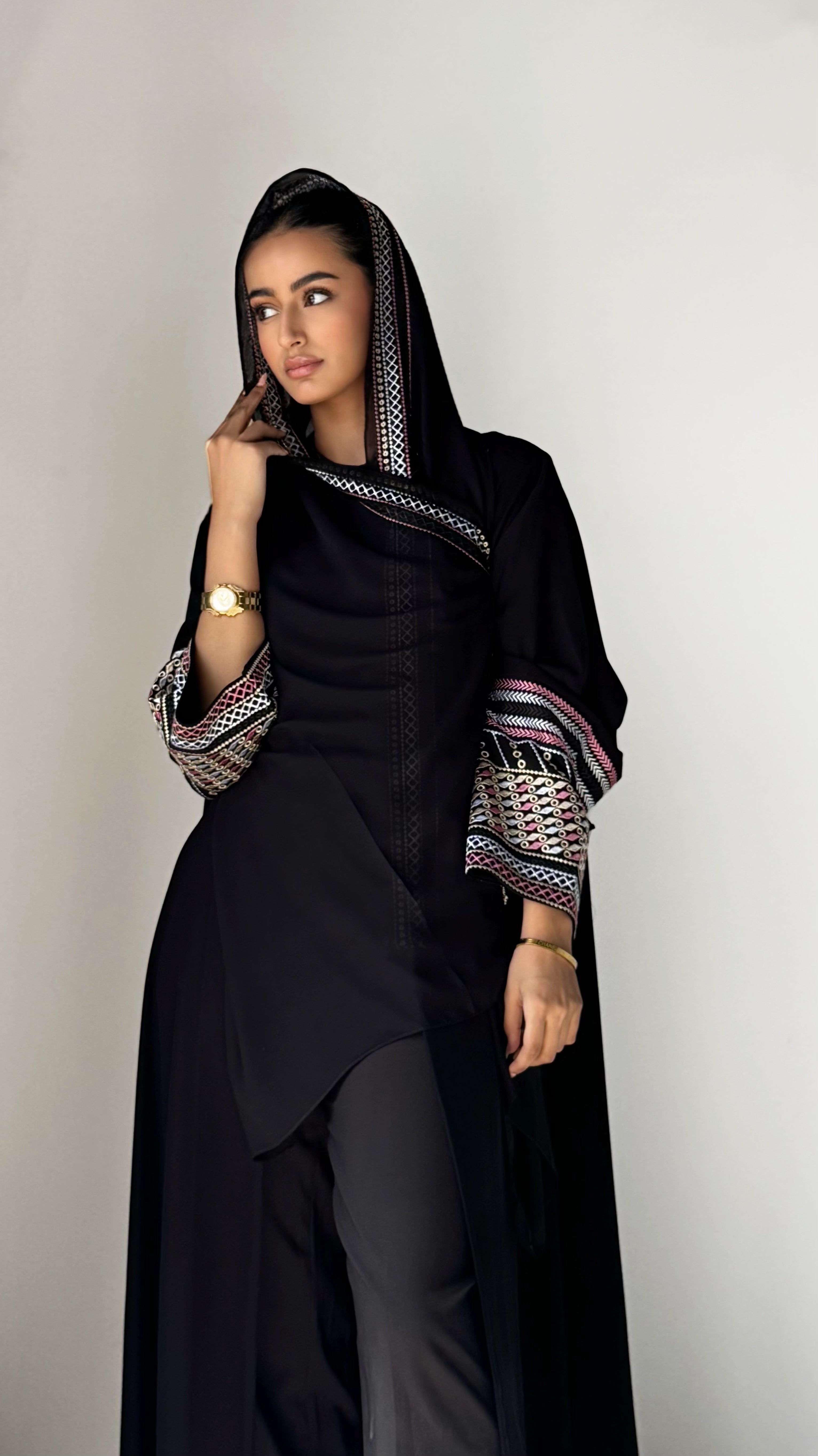 MW1744- عباية اسود بكمام مطرزة - Aya