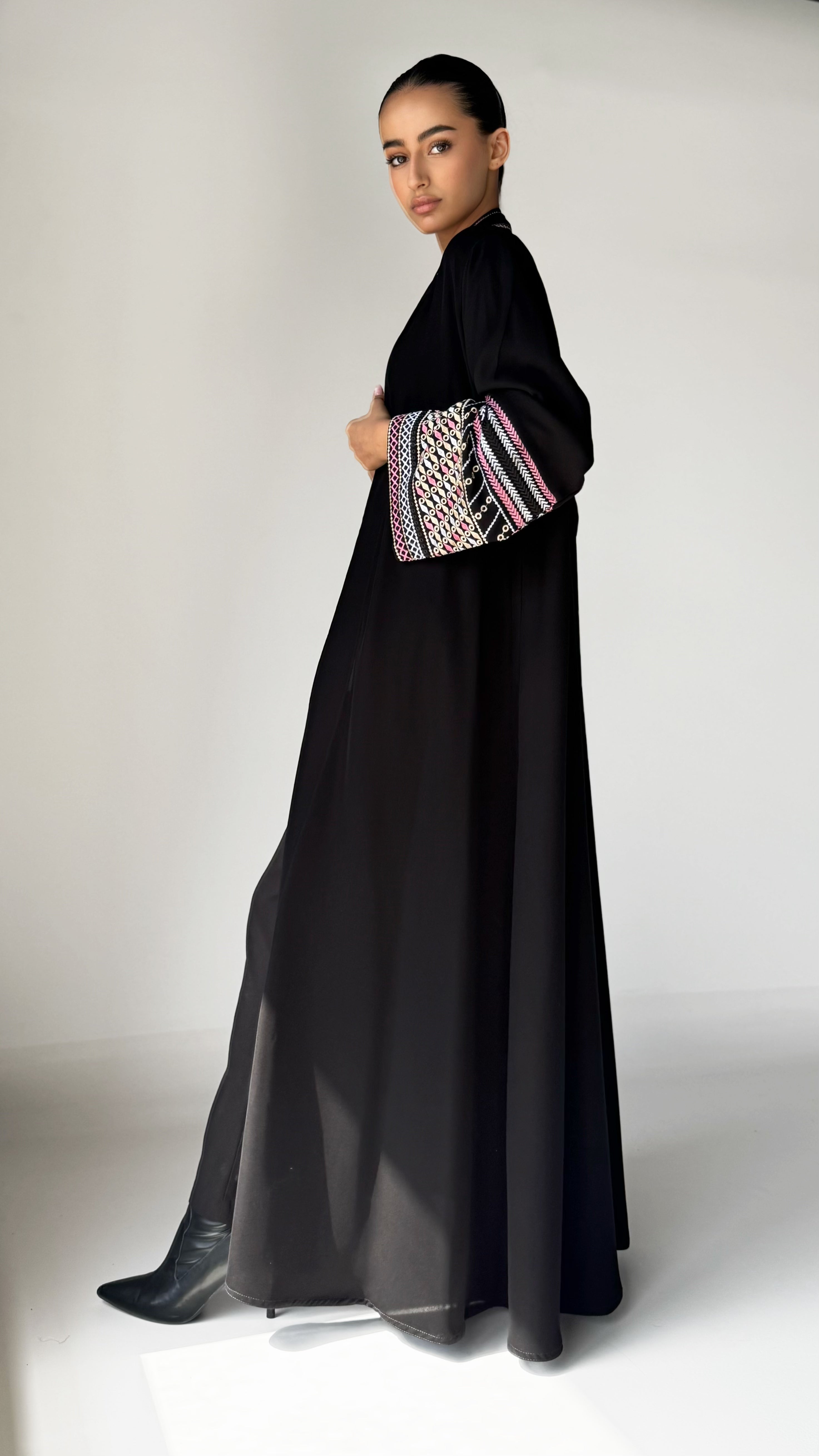 MW1744- عباية اسود بكمام مطرزة - Aya