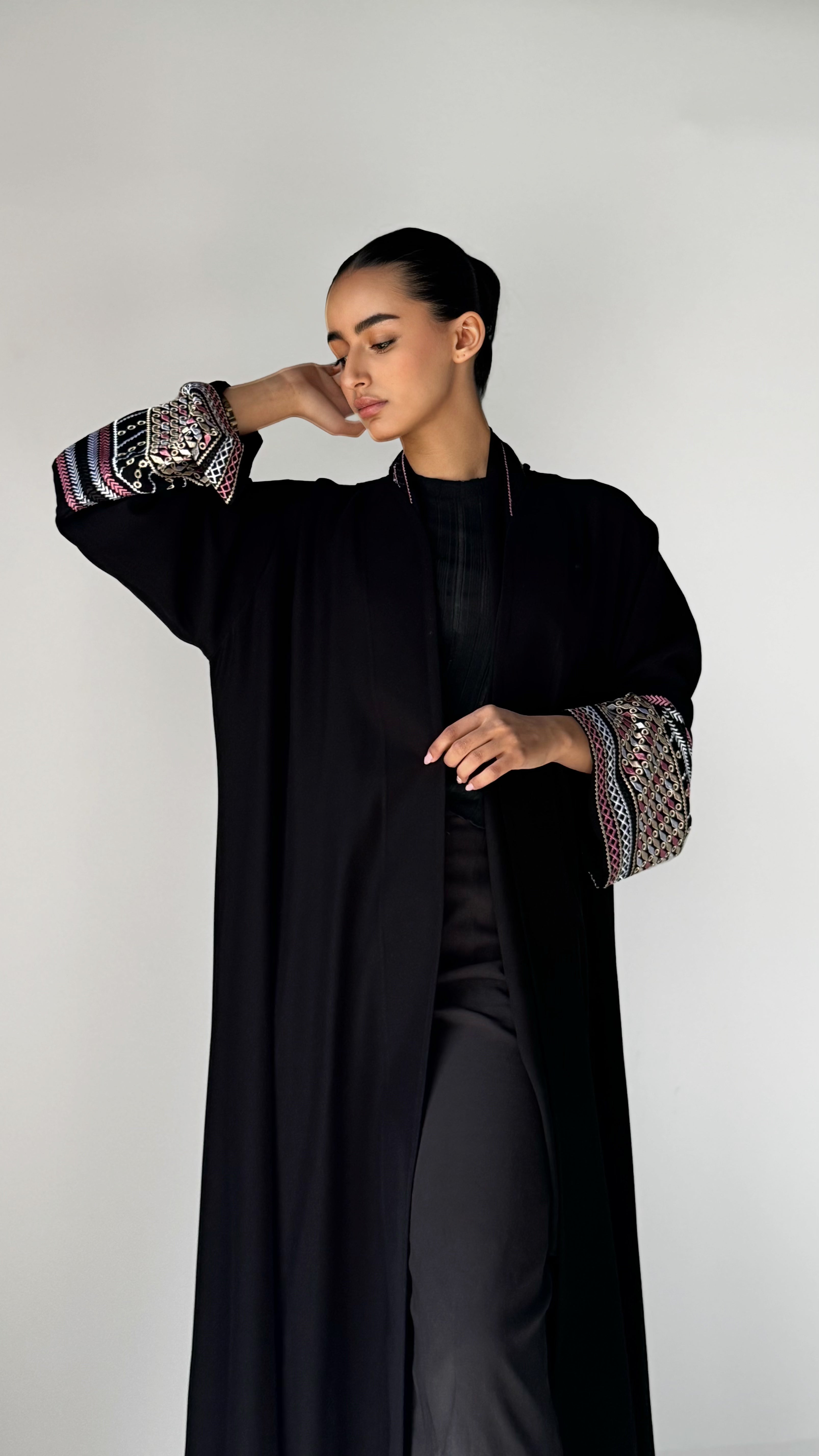 MW1744- عباية اسود بكمام مطرزة - Aya