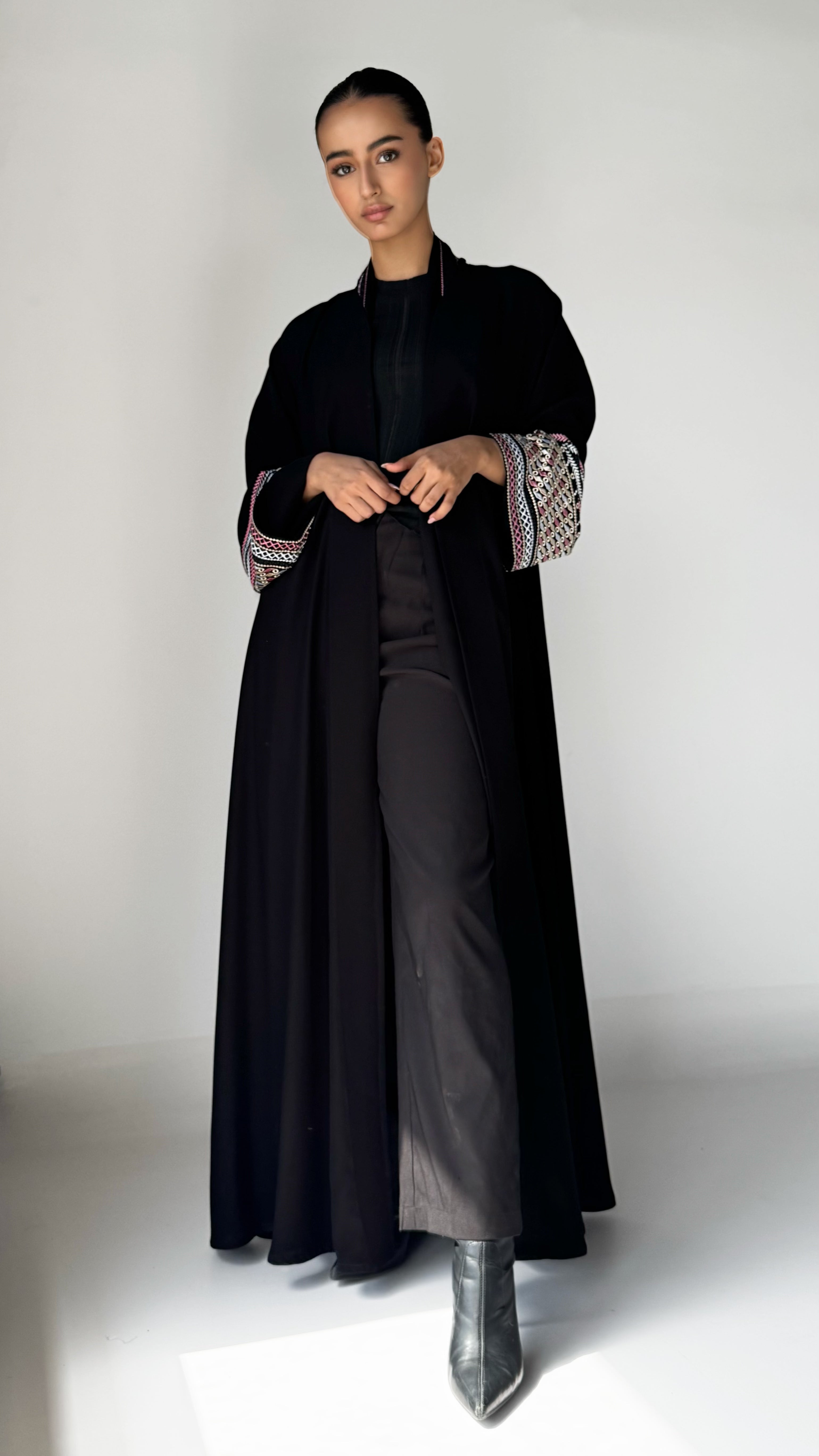 MW1744- عباية اسود بكمام مطرزة - Aya