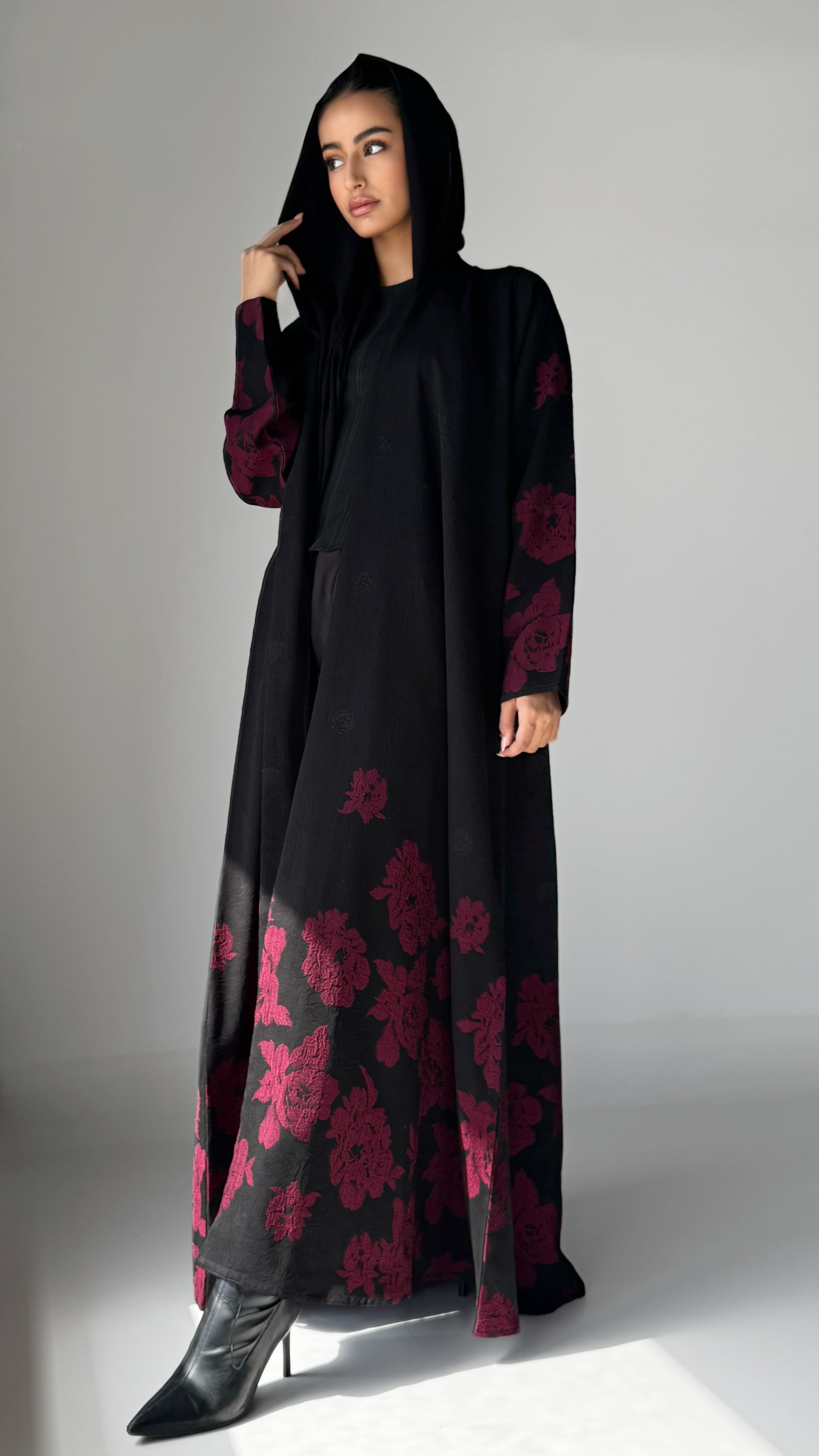 MW1700 - عباية سوداء مطرزة بالورد من الاسفل والاكمام - Aya