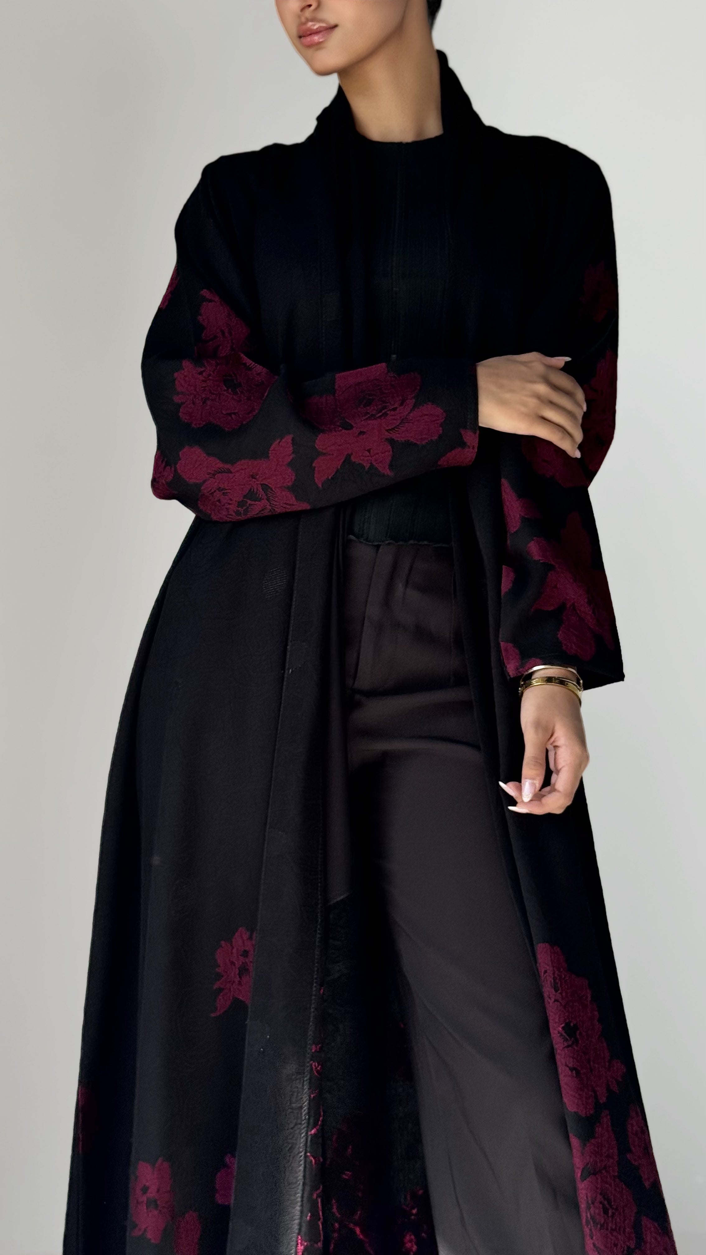 MW1700 - عباية سوداء مطرزة بالورد من الاسفل والاكمام - Aya