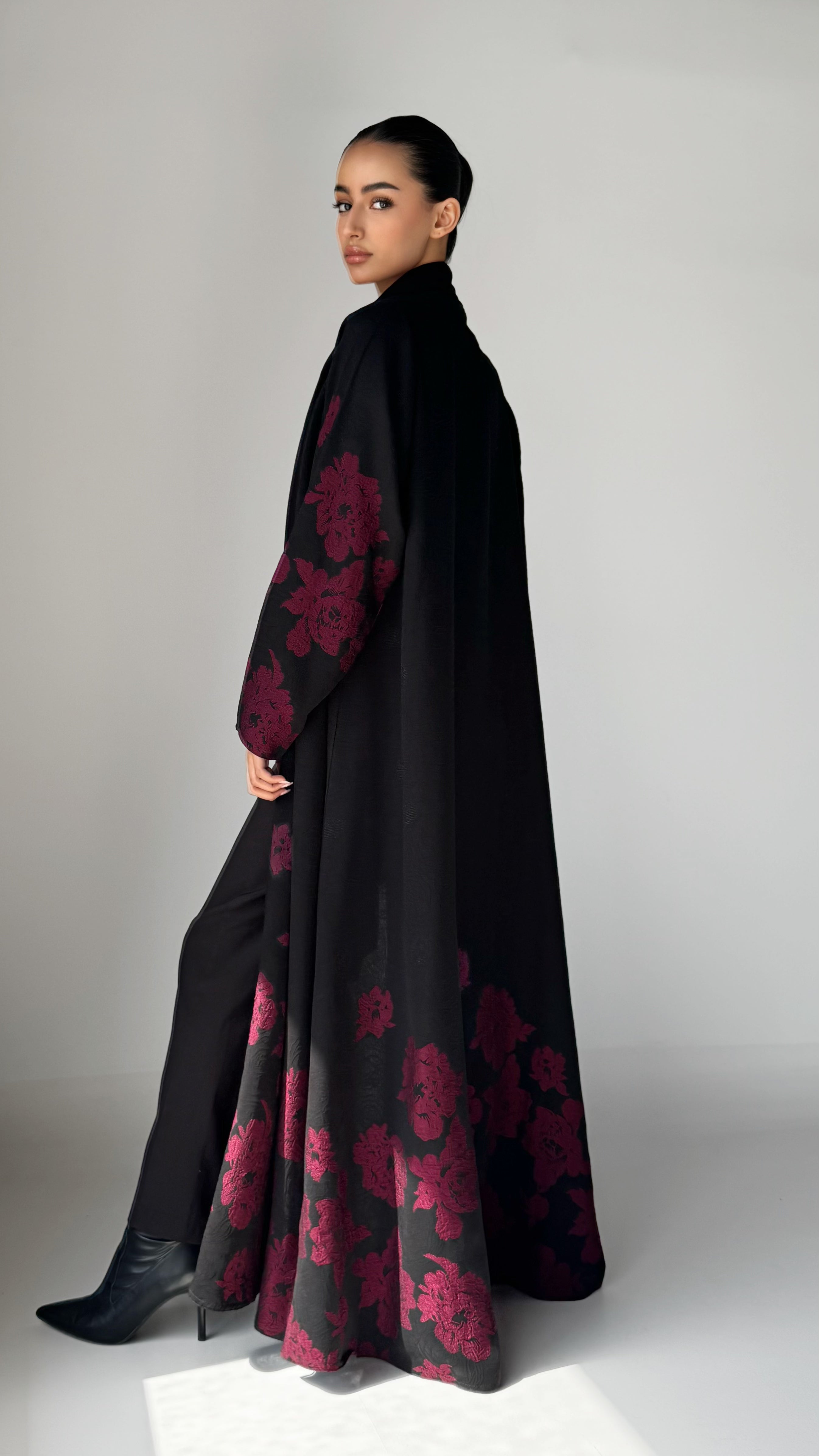 MW1700 - عباية سوداء مطرزة بالورد من الاسفل والاكمام - Aya
