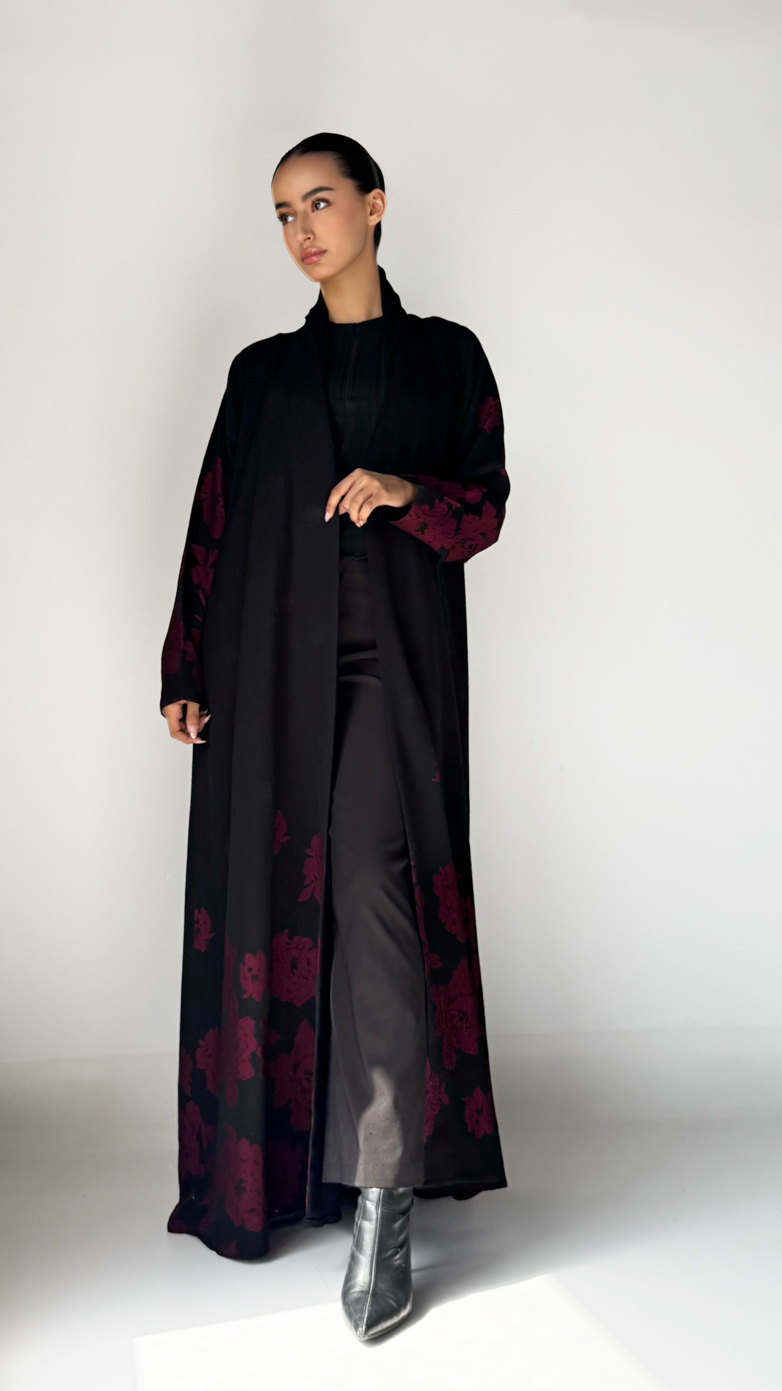 MW1700 - عباية سوداء مطرزة بالورد من الاسفل والاكمام - Aya