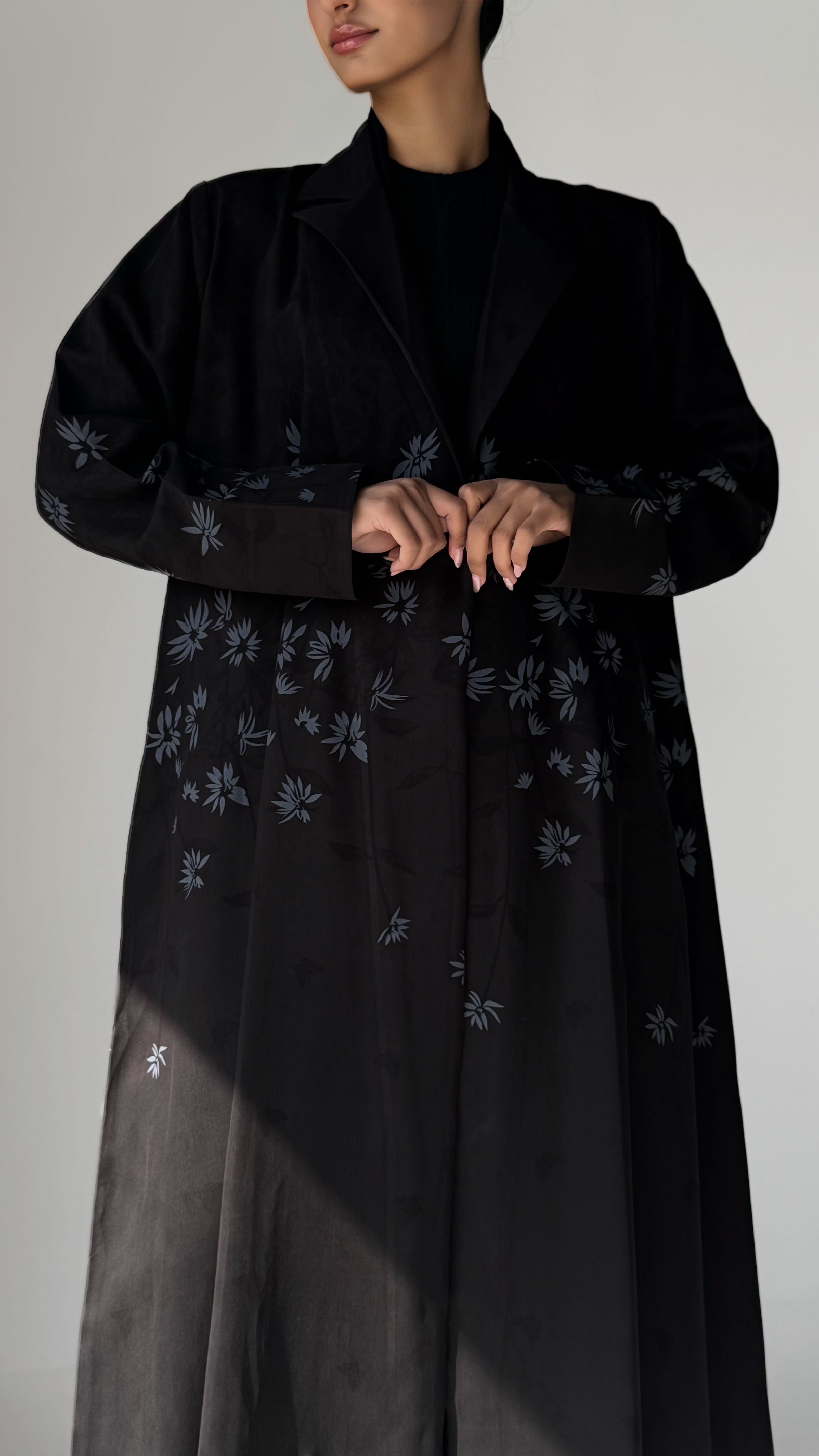 MW1302 - عباية سوداء كريب بورود رمادية | Black Crepe Abaya with Grey Floral D