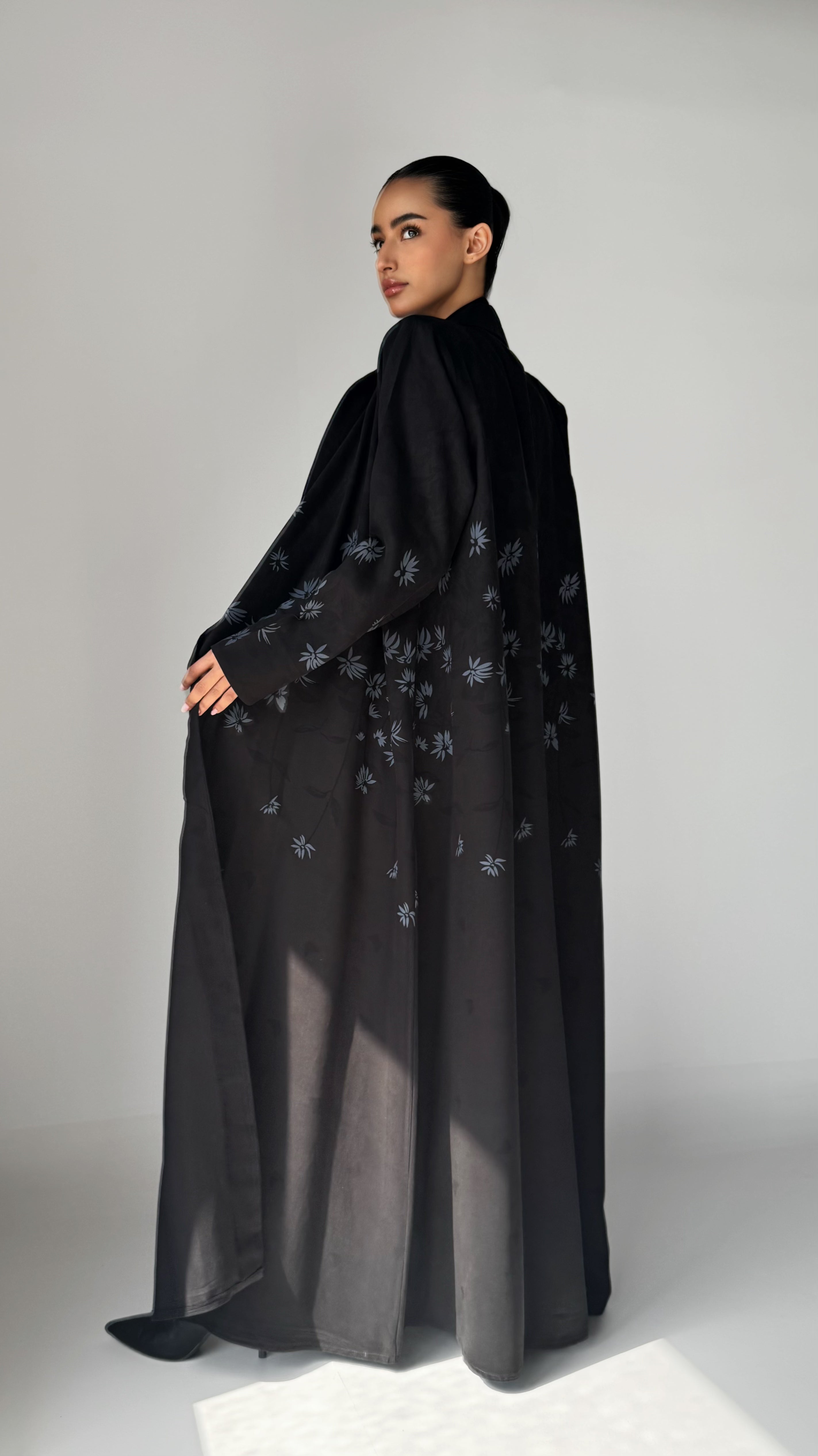 MW1302 - عباية سوداء كريب بورود رمادية | Black Crepe Abaya with Grey Floral D