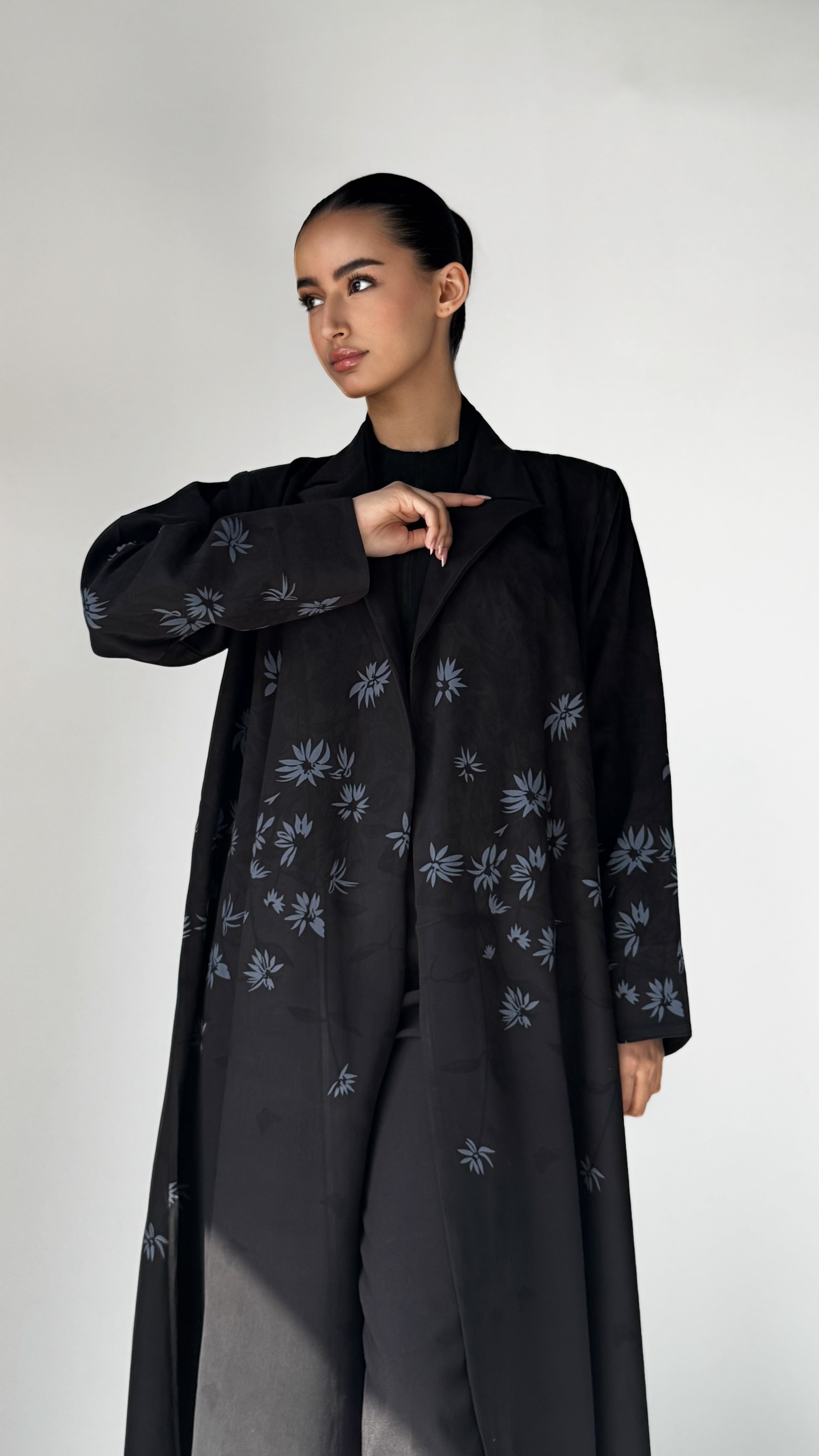MW1302 - عباية سوداء كريب بورود رمادية | Black Crepe Abaya with Grey Floral D