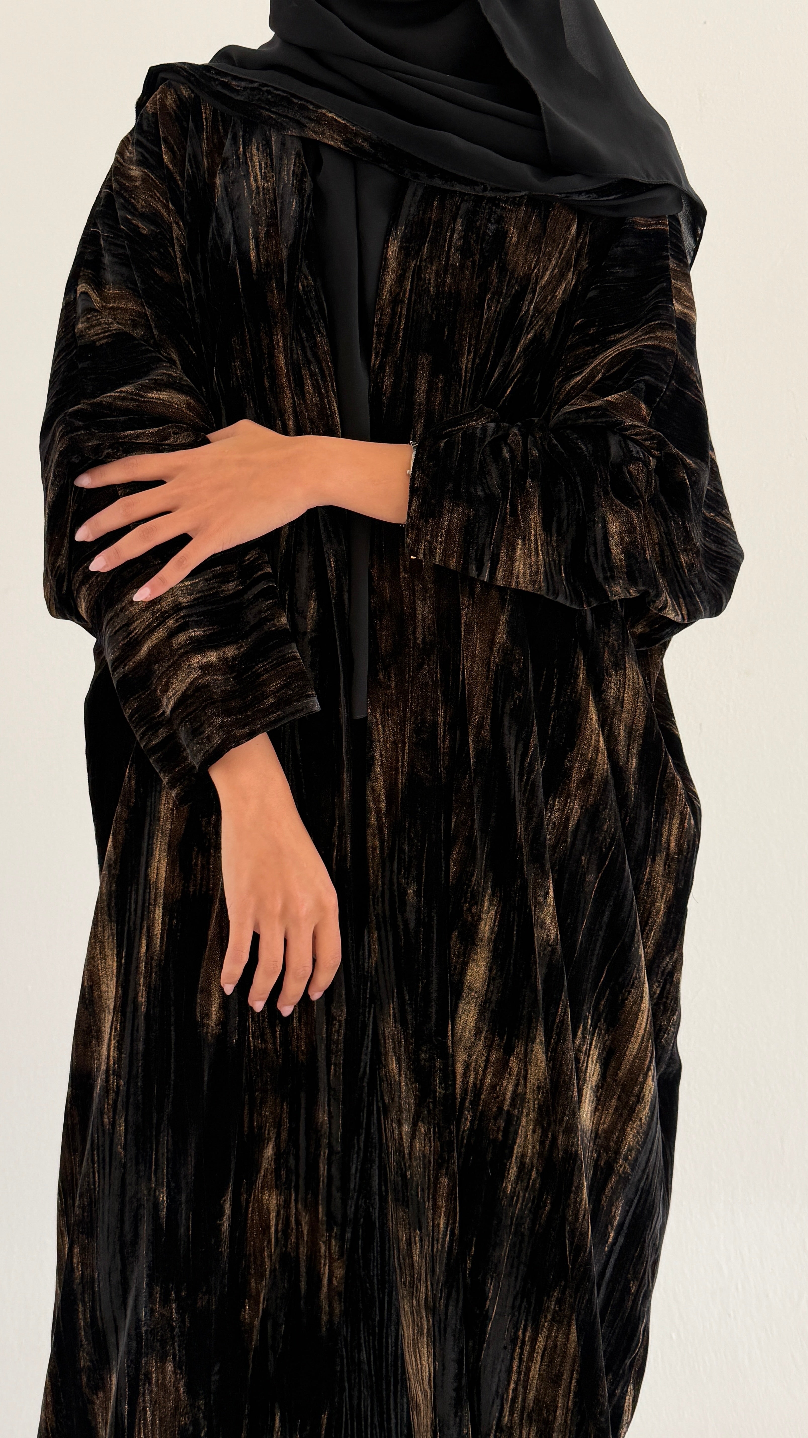 MW2010 - عباية مخمل مع فستان كريب - Aya