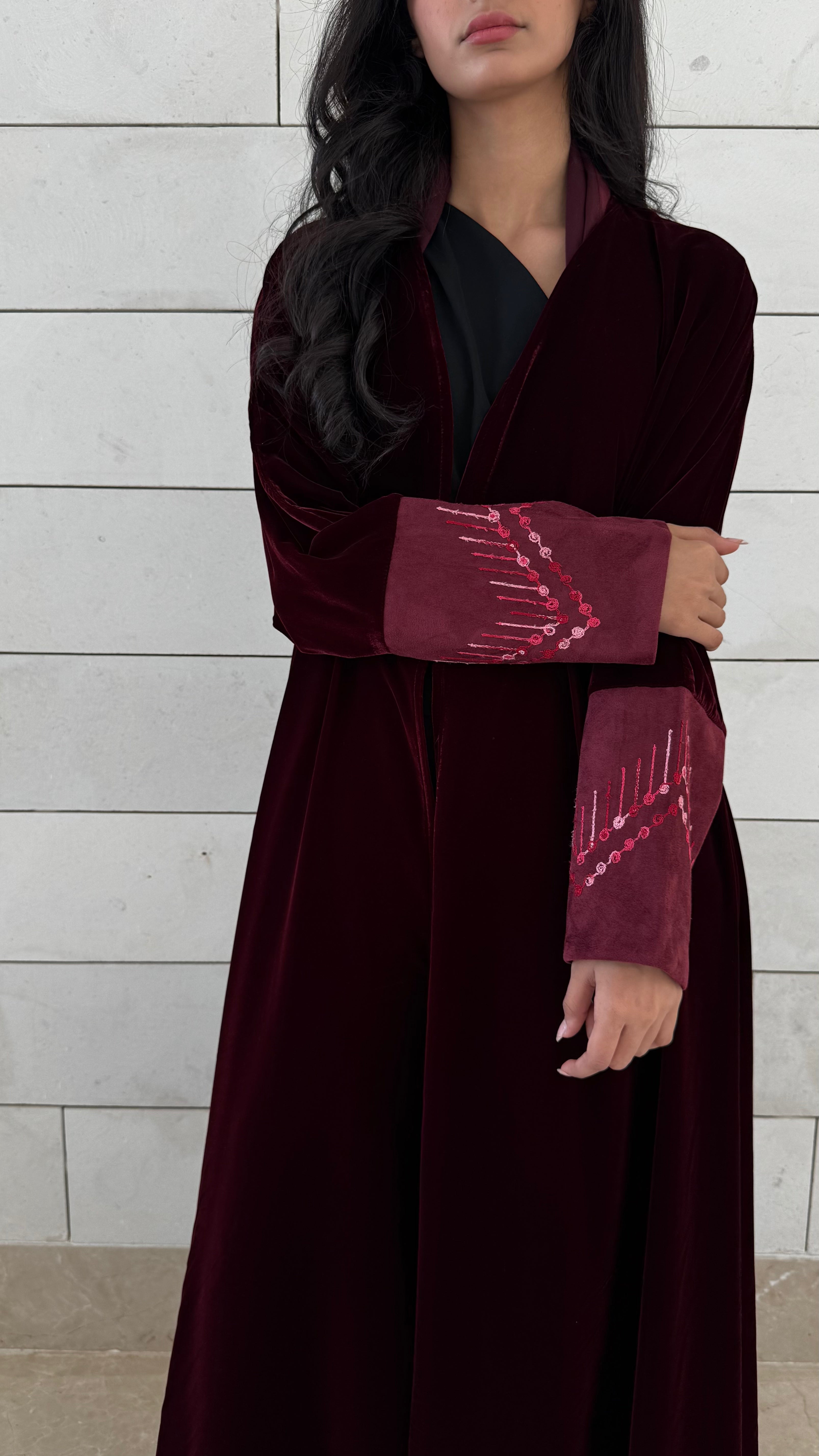 MWT651 - عباية مخمل مع تدخيلة شامواه عنابي - Aya