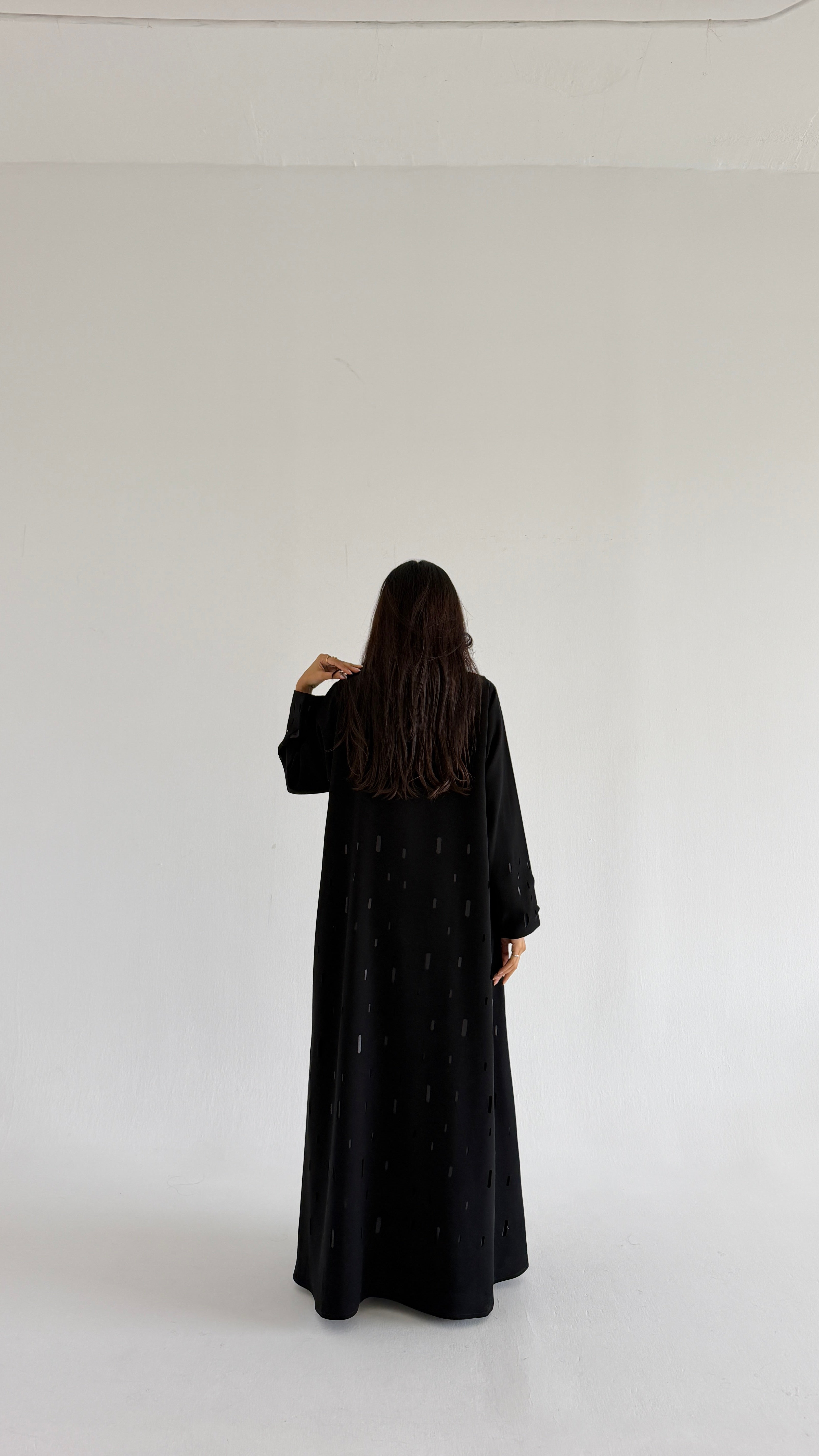 MWT1153 - عباية كريب مع اضافة تخريم صيفي على القماش - Aya