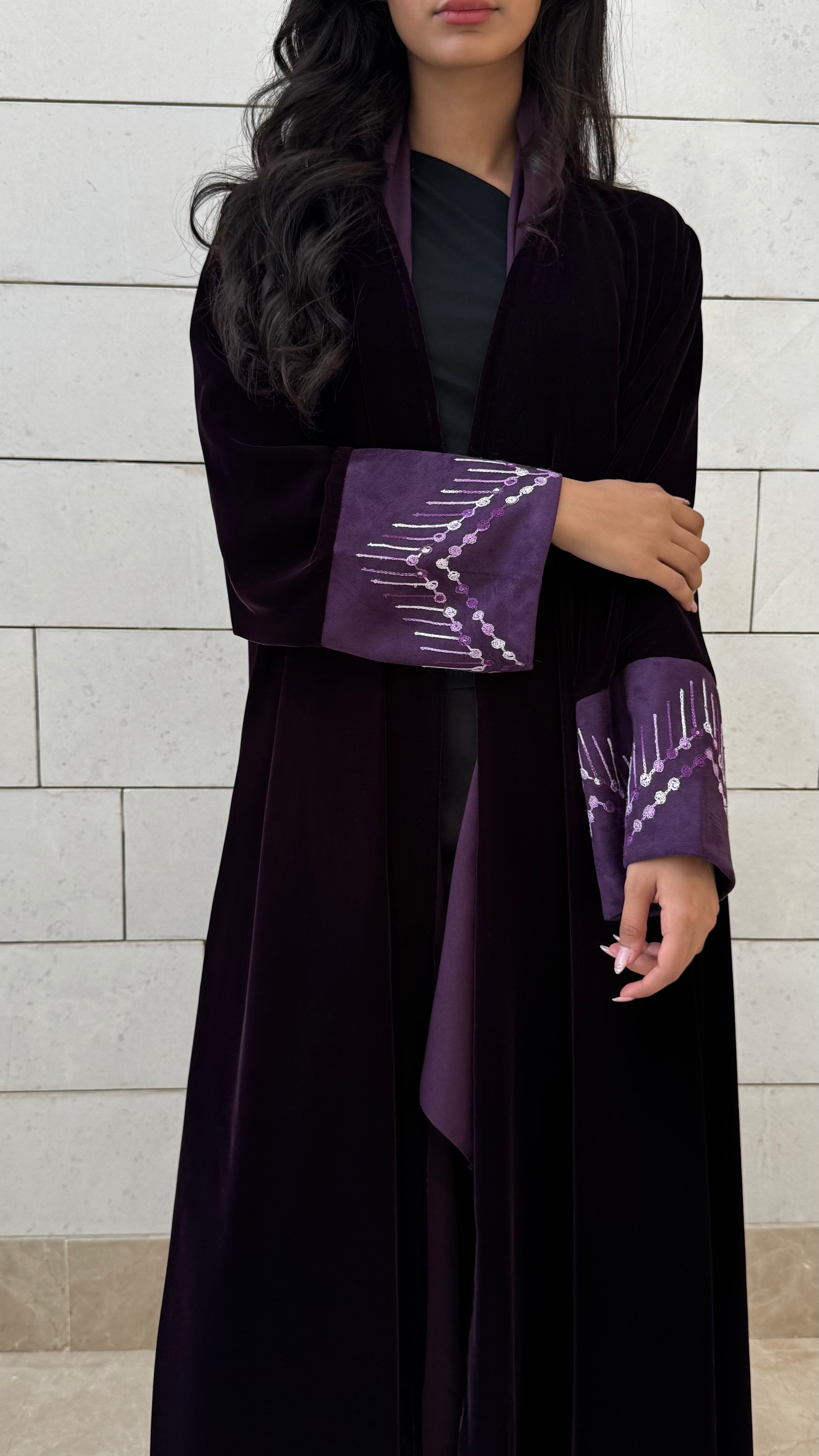 MWT650 - عباية مخمل مع تدخيلة شامواه موفي - Aya