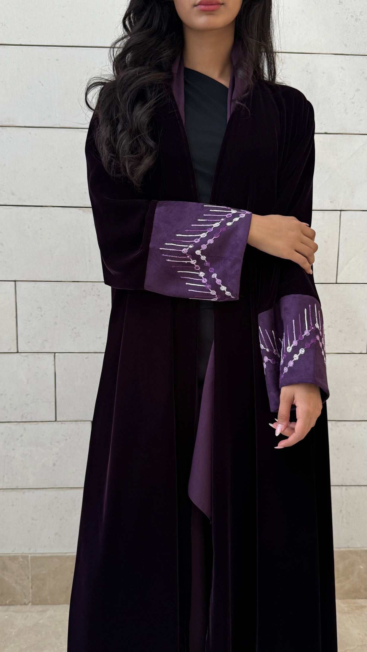 MWT650 - عباية مخمل مع تدخيلة شامواه موفي - Aya
