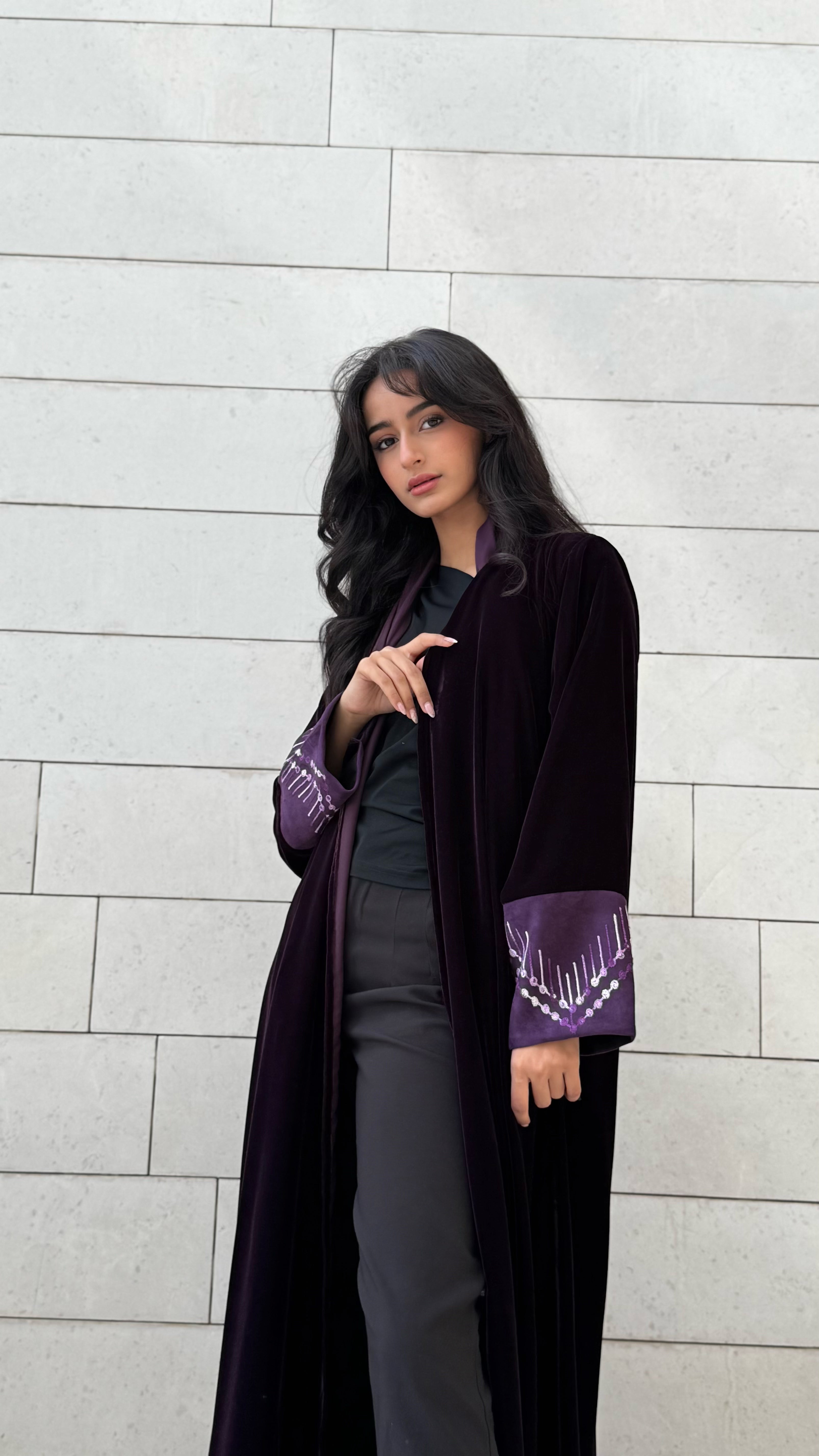 MWT650 - عباية مخمل مع تدخيلة شامواه موفي - Aya