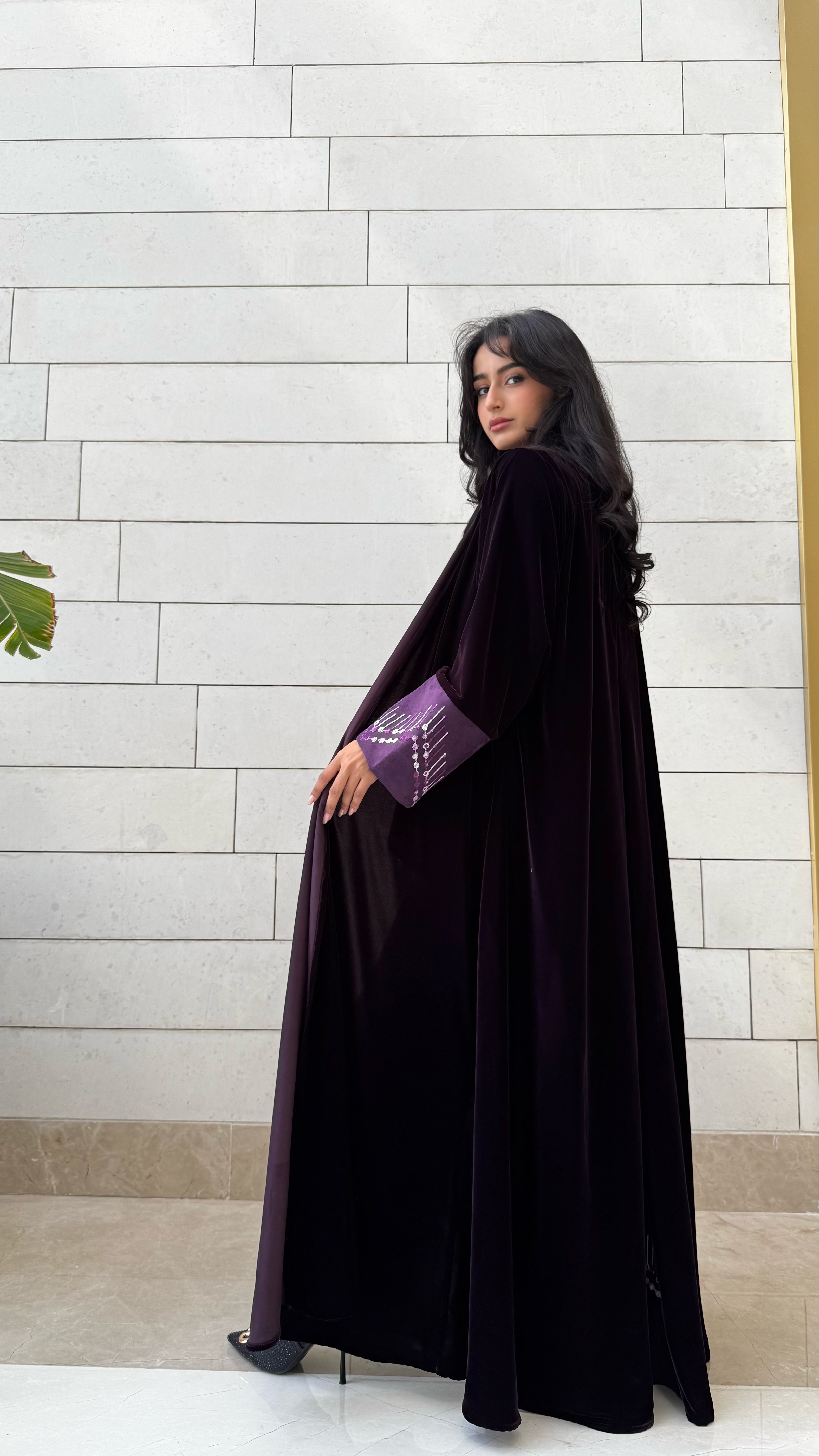 MWT650 - عباية مخمل مع تدخيلة شامواه موفي - Aya