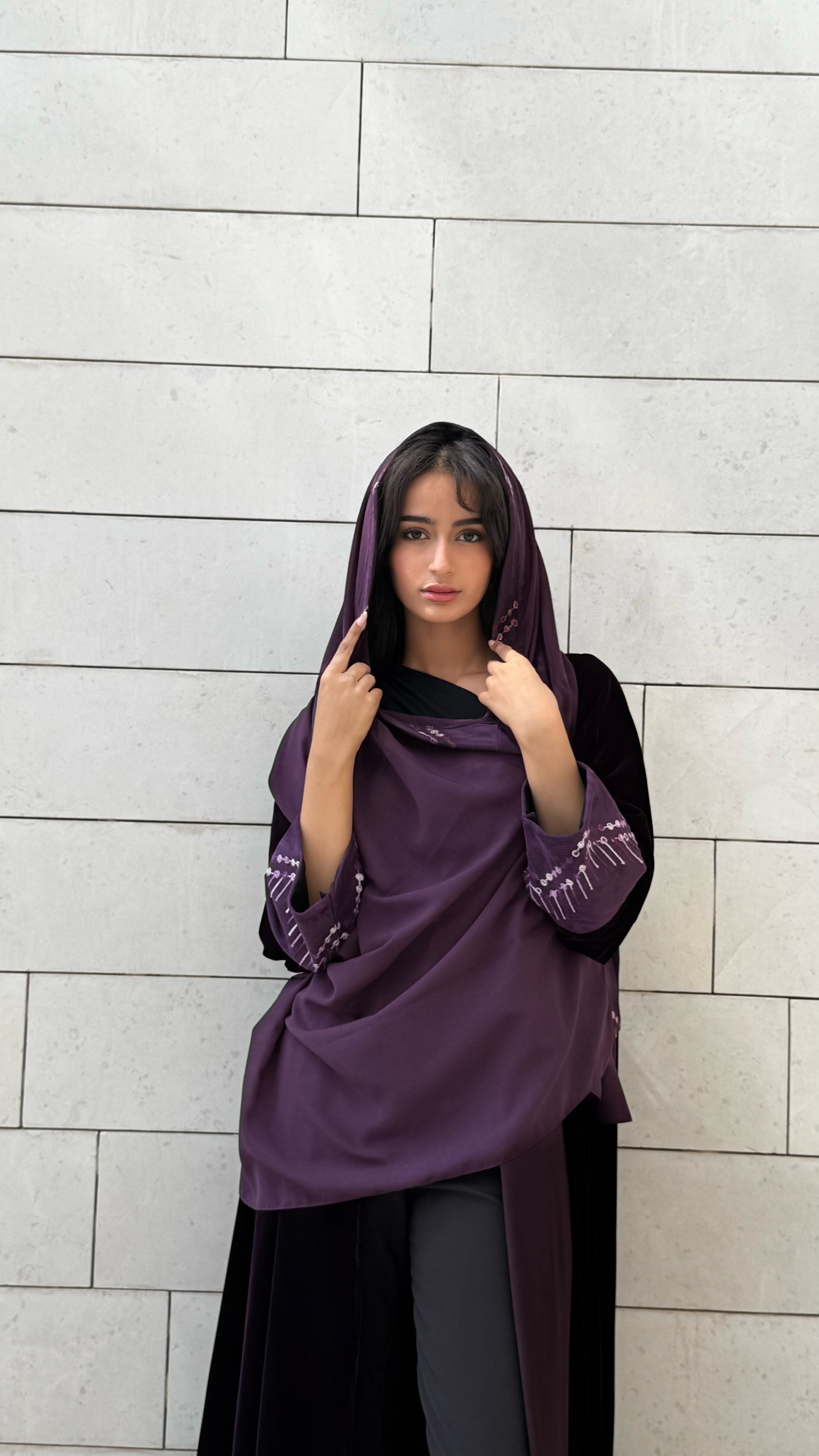 MWT650 - عباية مخمل مع تدخيلة شامواه موفي - Aya