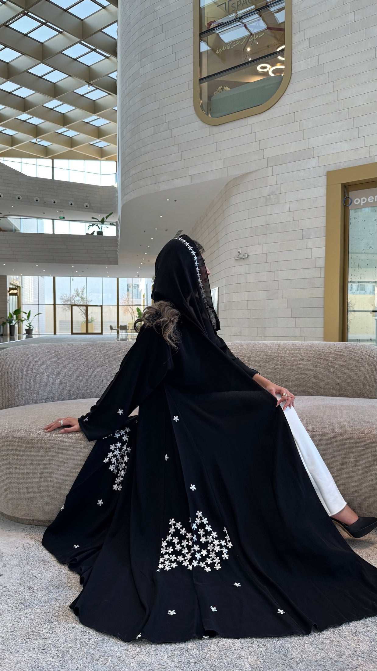 MW1590 - Black & White Bloom | عباية سوداء بتفاصيل ورود بيضاء - Aya