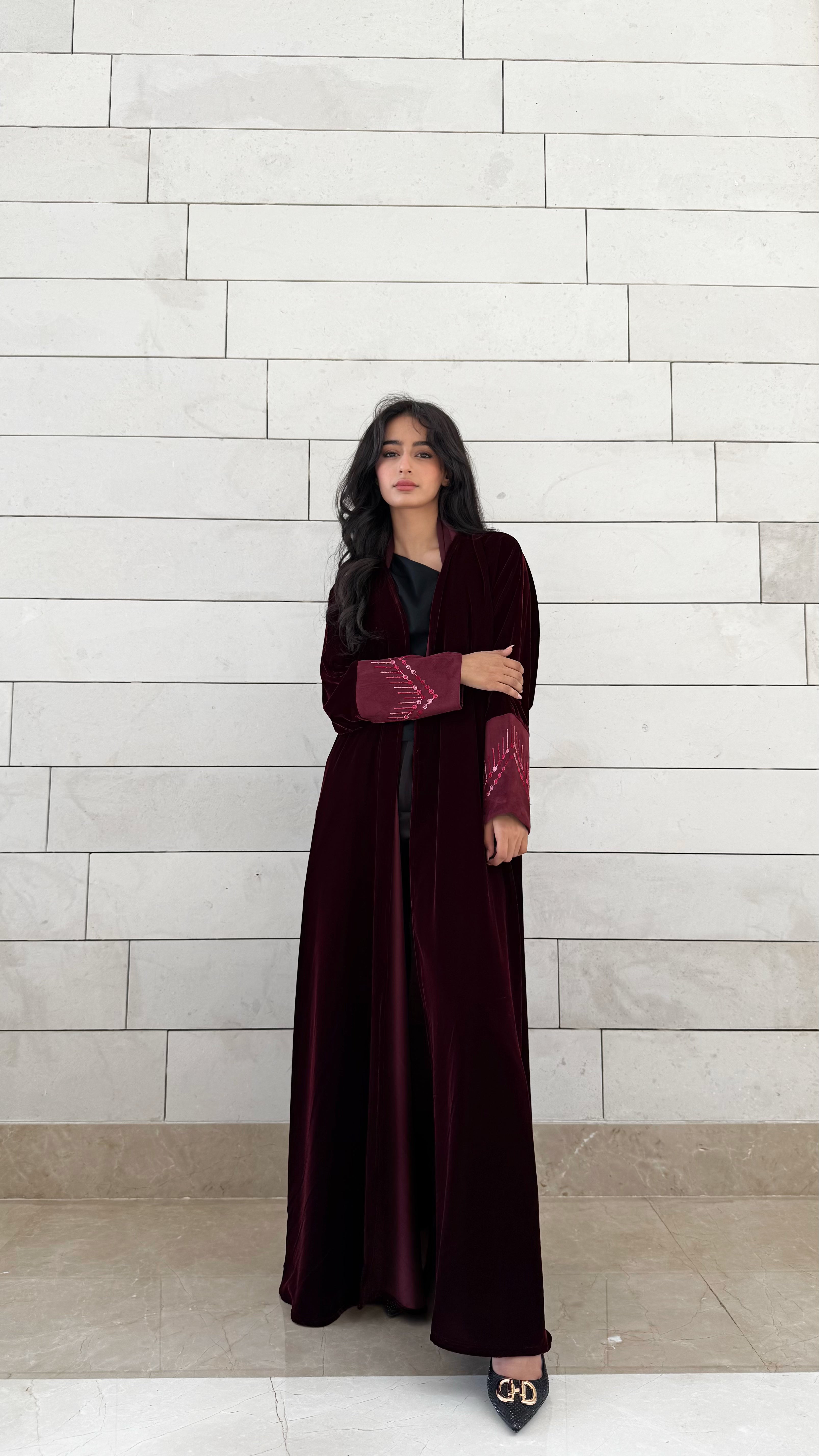 MWT651 - عباية مخمل مع تدخيلة شامواه عنابي - Aya