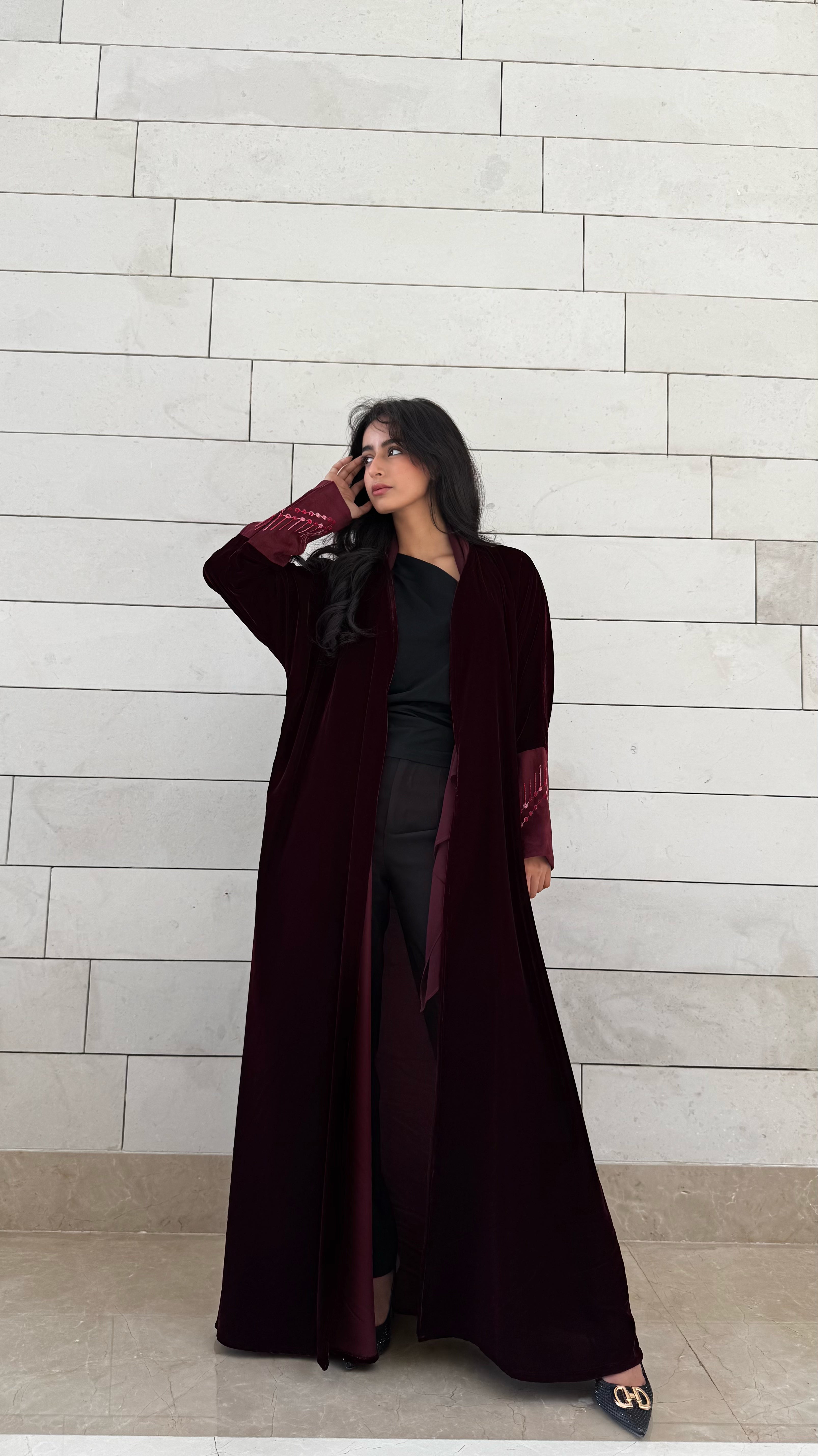 MWT651 - عباية مخمل مع تدخيلة شامواه عنابي - Aya