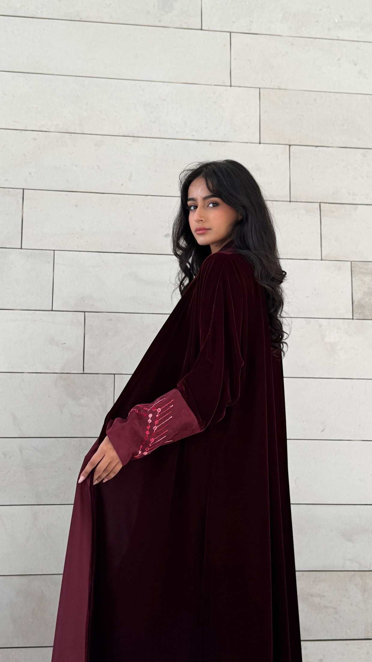 MWT651 - عباية مخمل مع تدخيلة شامواه عنابي - Aya