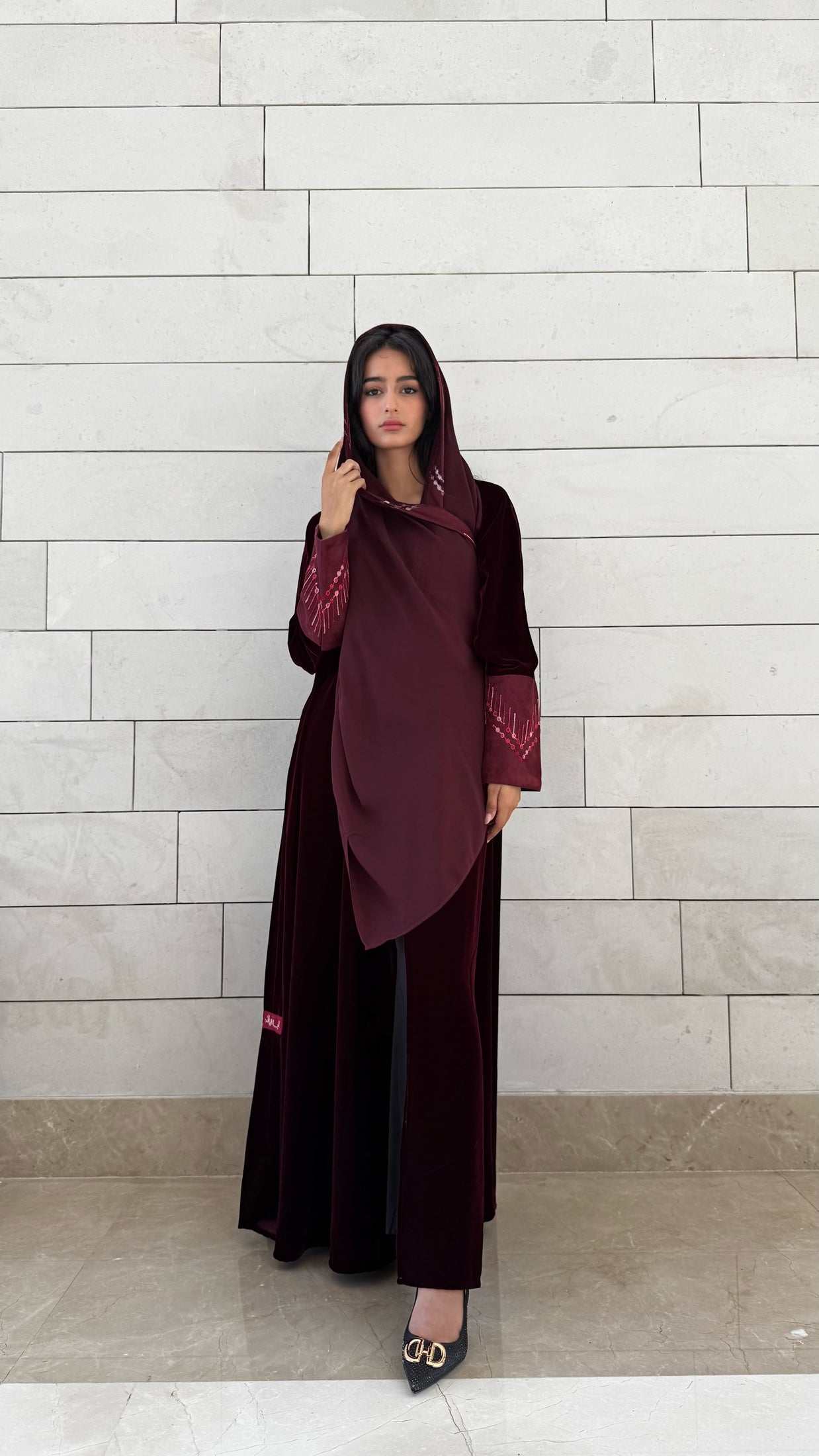 MWT651 - عباية مخمل مع تدخيلة شامواه عنابي - Aya
