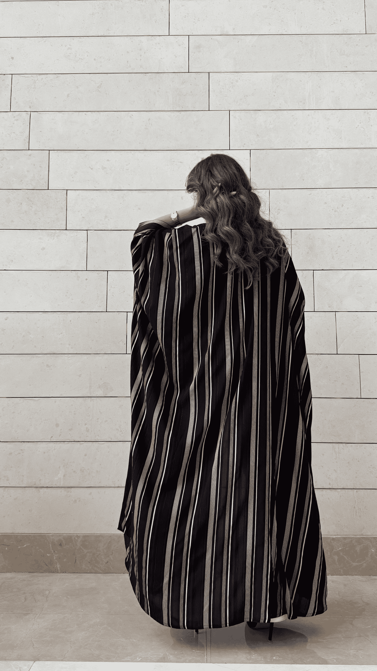 MW1592 - عباية سوداء كريب بظهر مخطط | Black Crepe Abaya with Striped Back - Aya