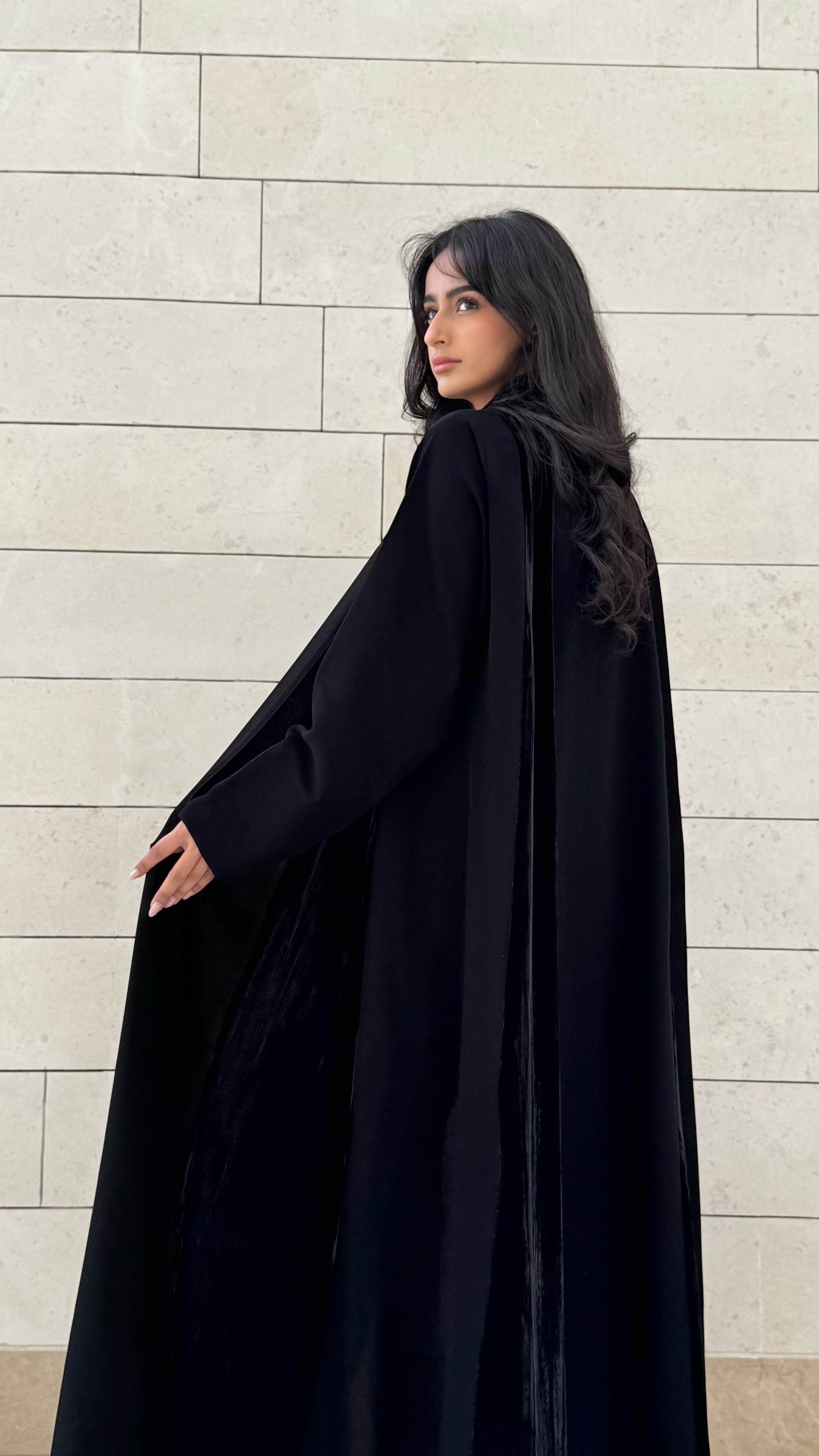 MWT665 - عباية اسود مع دخيلة مخمل - Aya