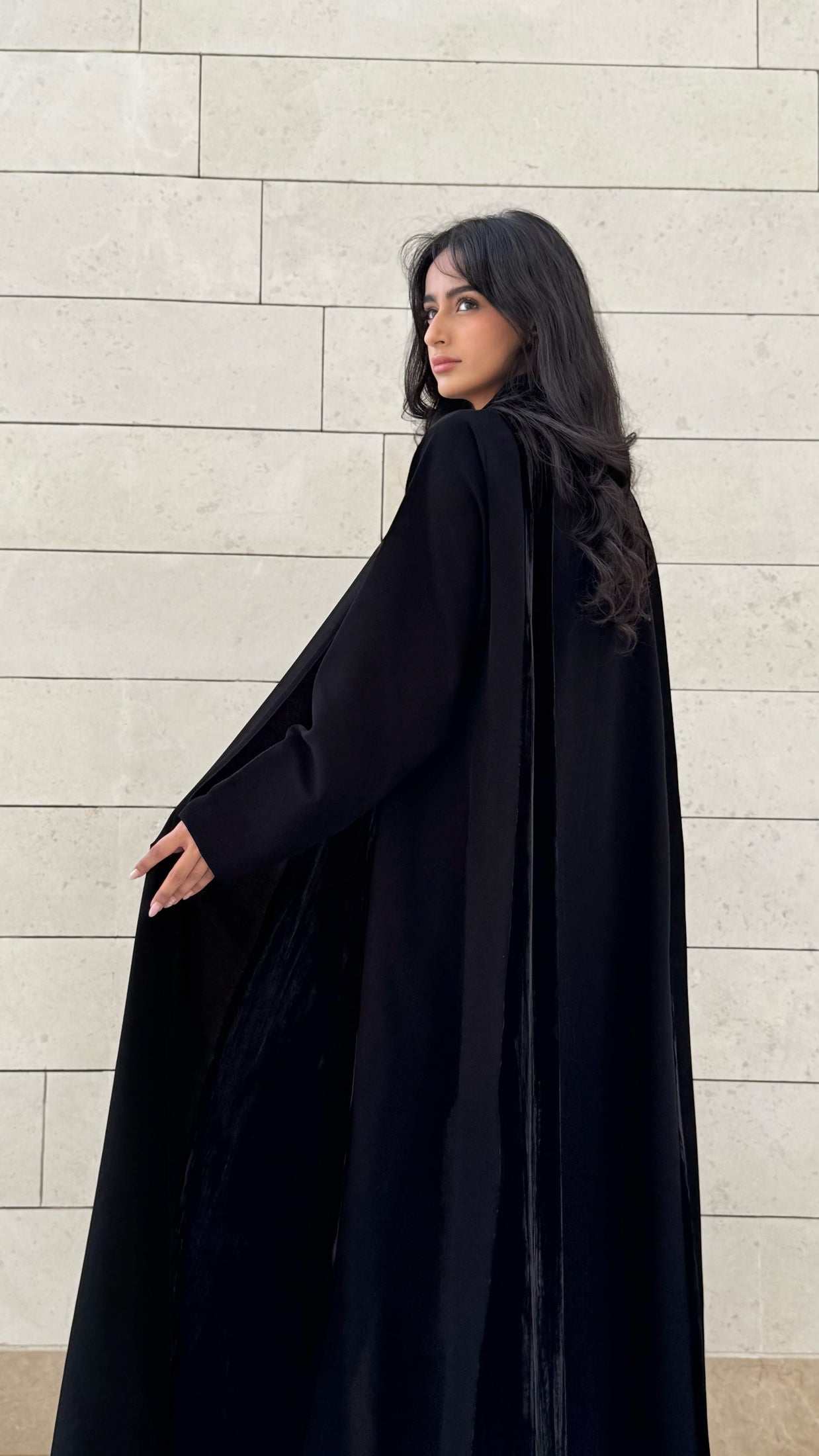 MWT665 - عباية اسود مع دخيلة مخمل - Aya