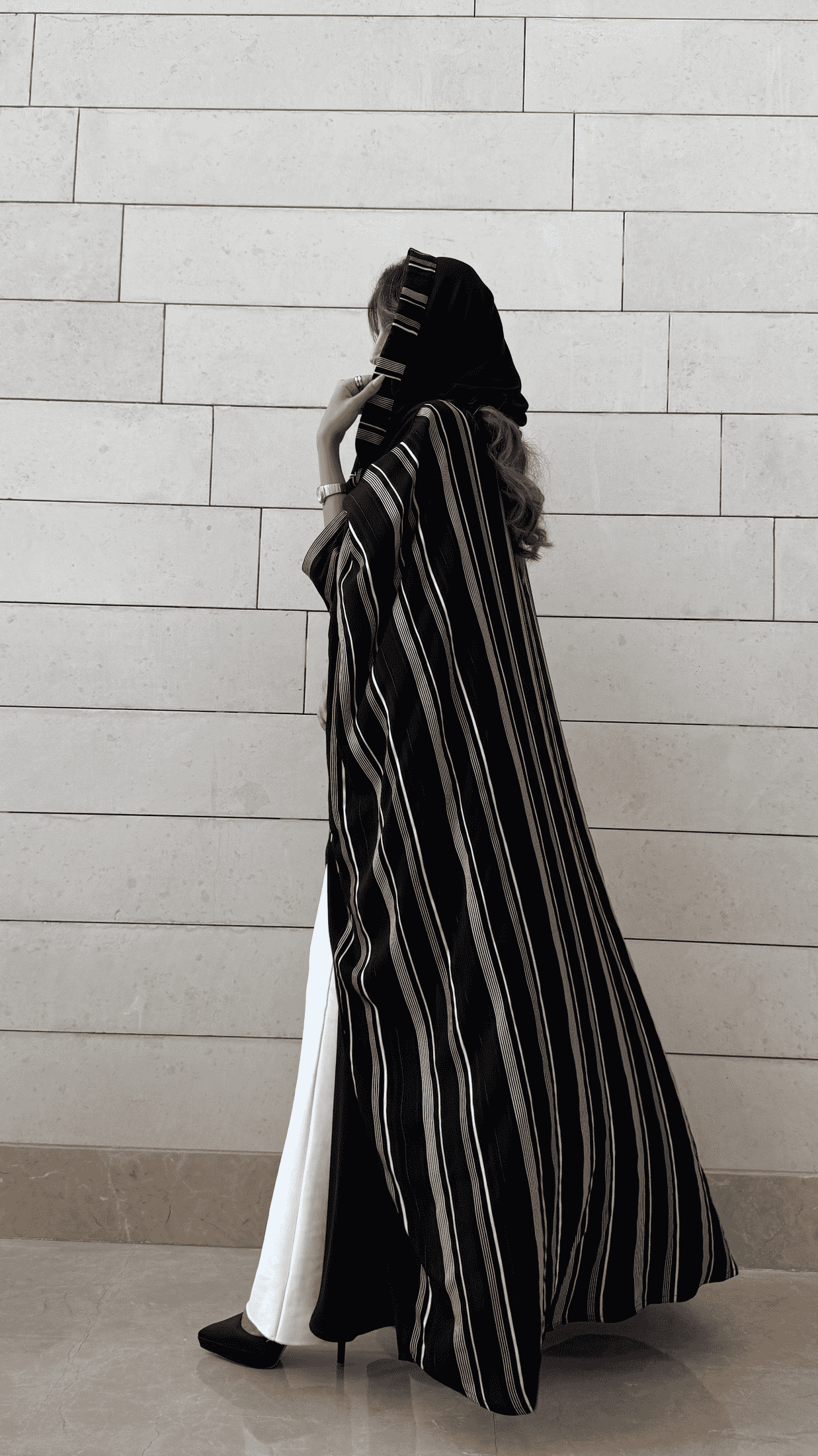 MW1592 - عباية سوداء كريب بظهر مخطط | Black Crepe Abaya with Striped Back - Aya