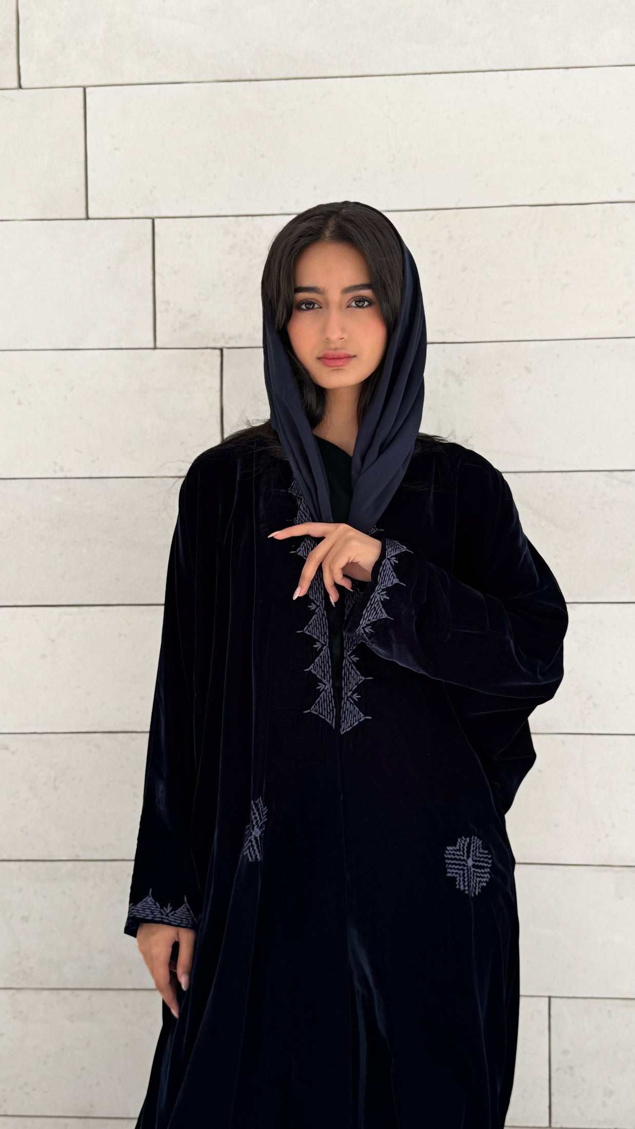 MWT654 - عباية مخمل تطريز كحلي - Aya