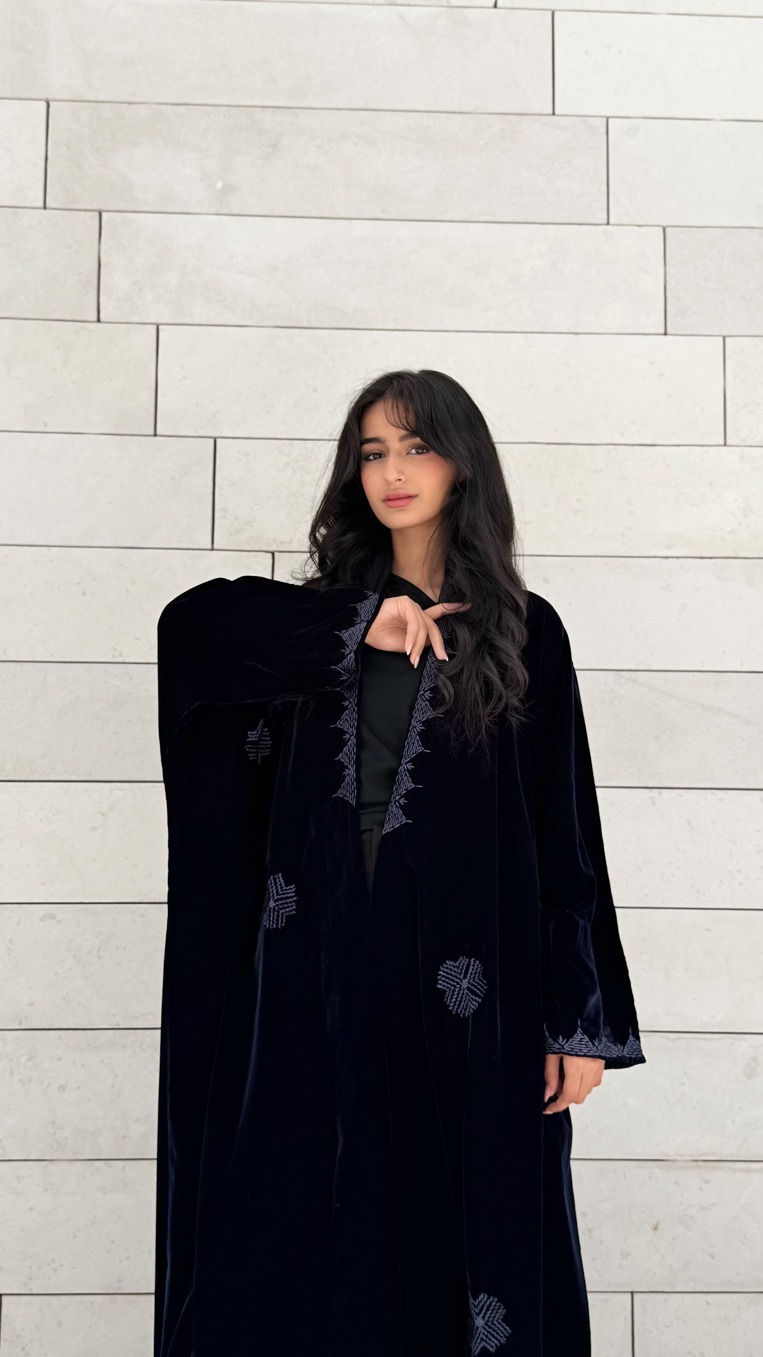 MWT654 - عباية مخمل تطريز كحلي - Aya