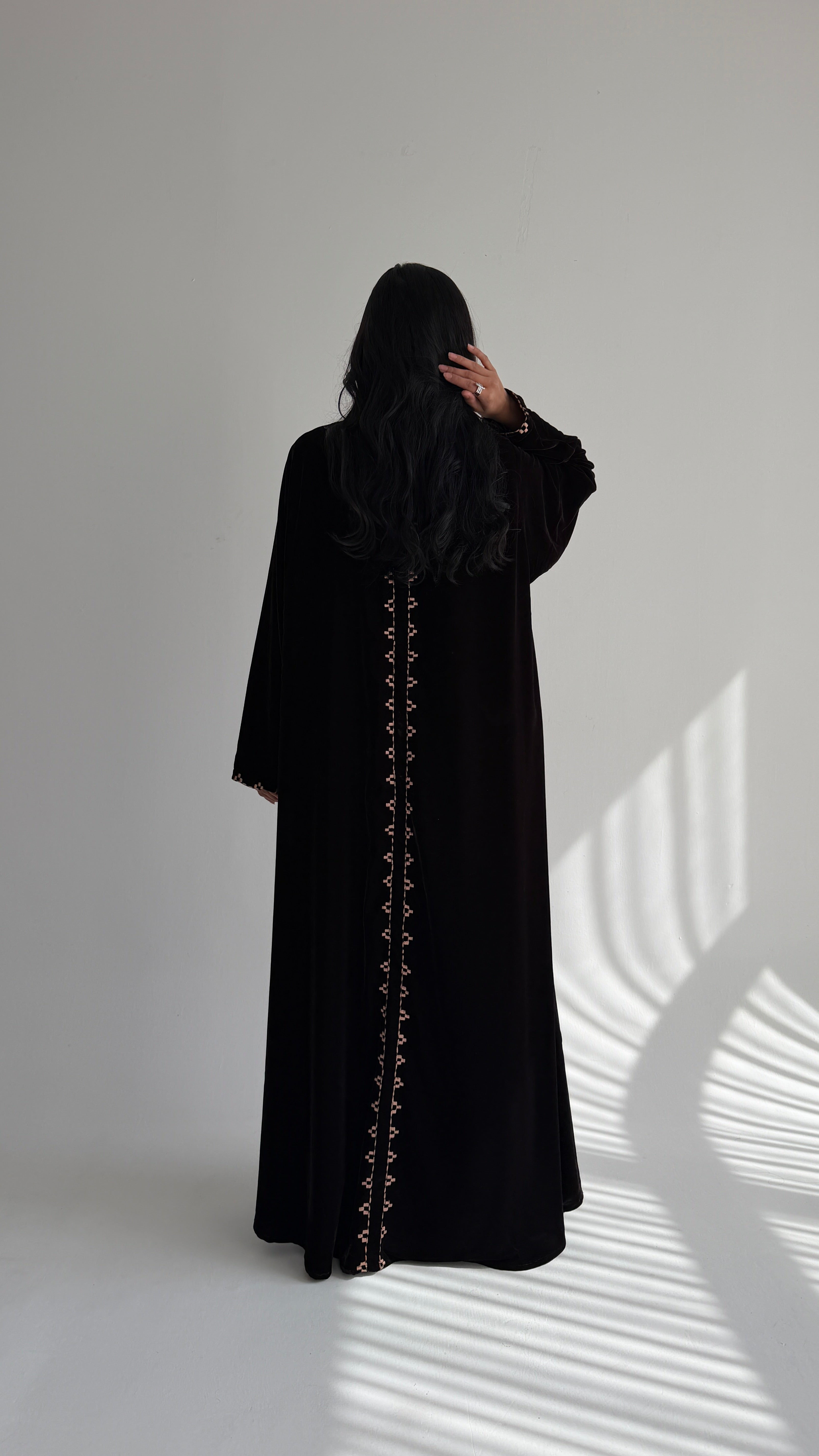 MWT867 - عباية مخمل تطريز