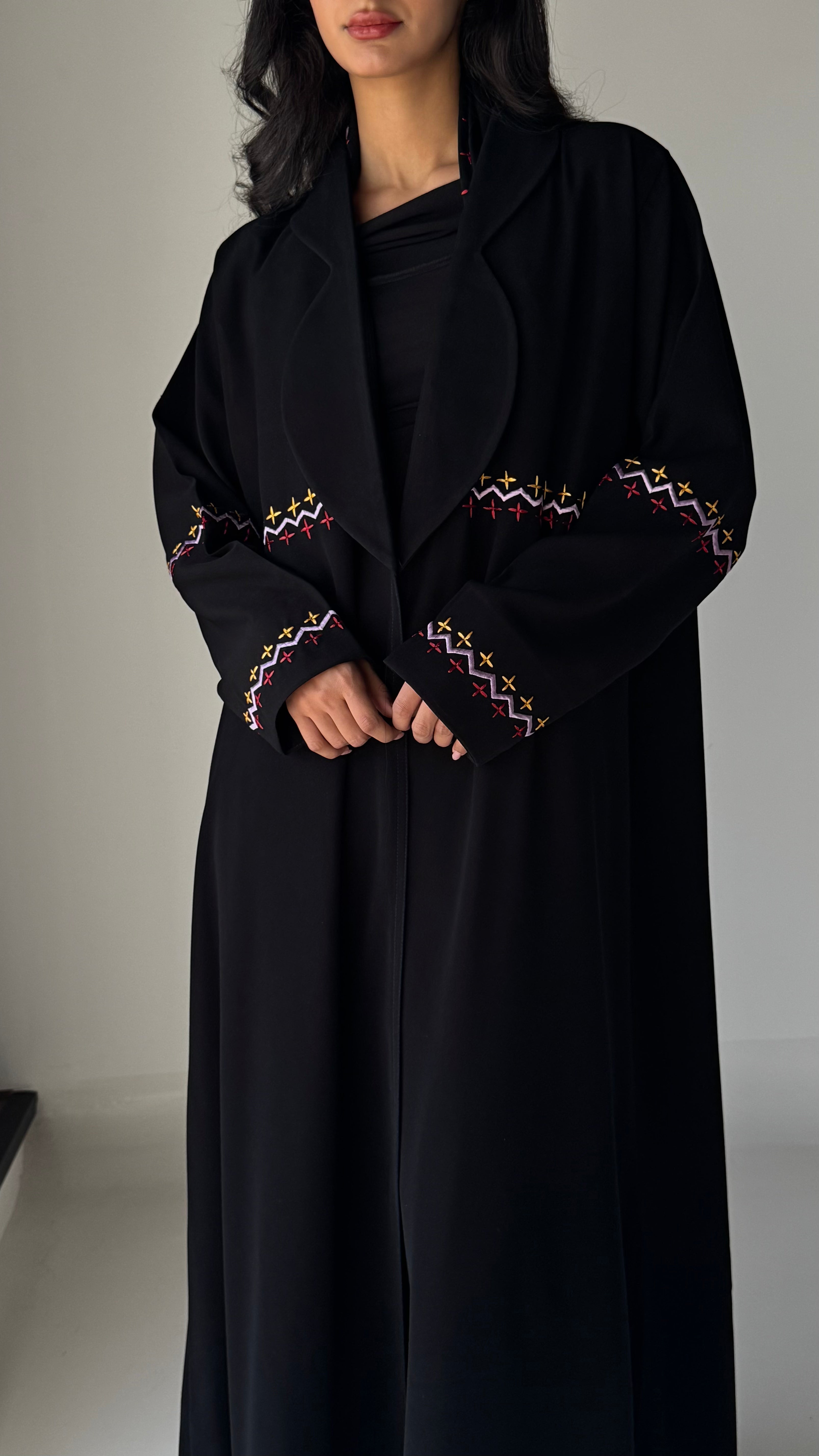 MW1750 - عباية كريب مع اضافة تطريز يدوي - Aya