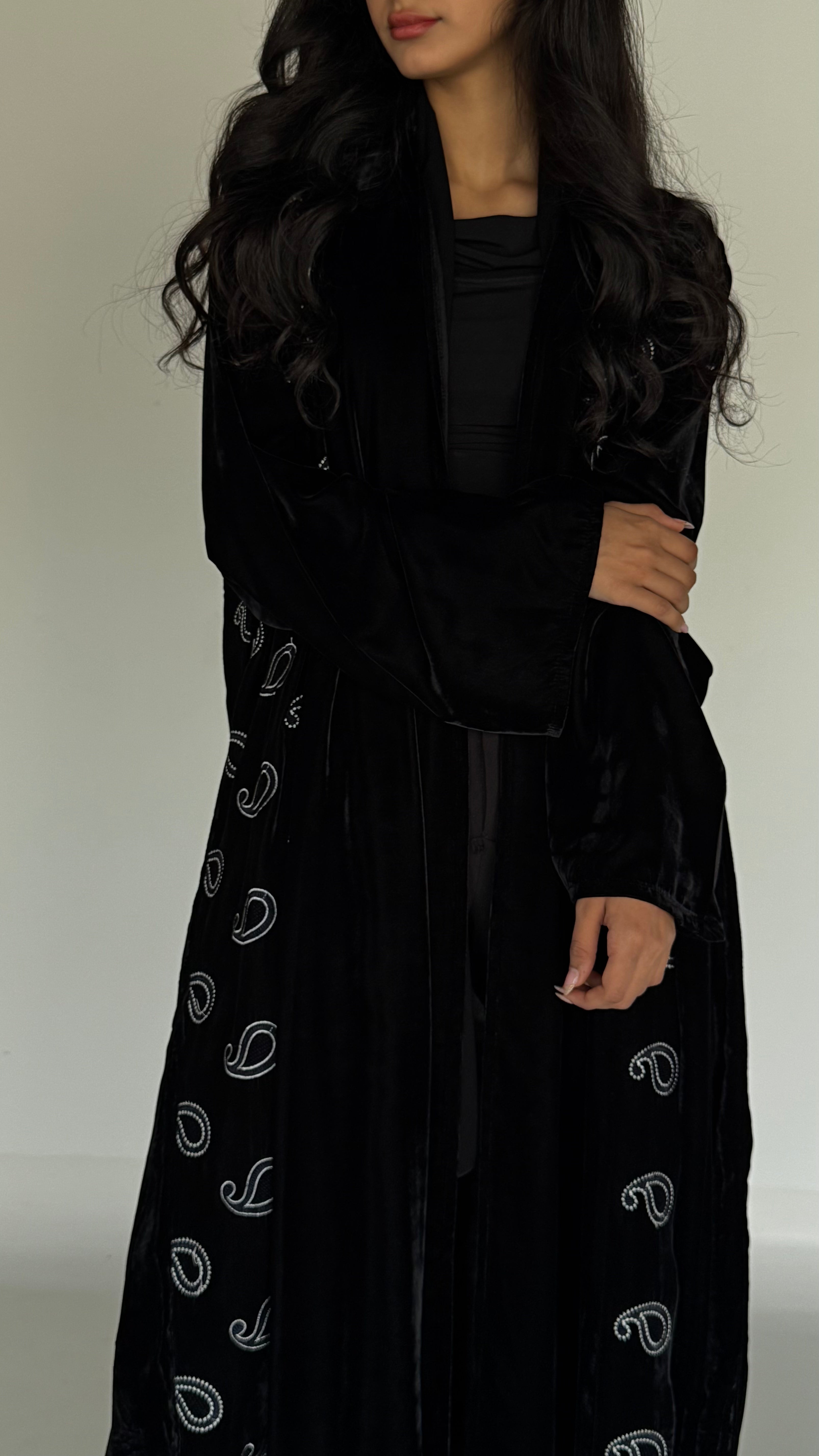 MW645 - Light Crepe Standing with Jacquard Half-Cloche