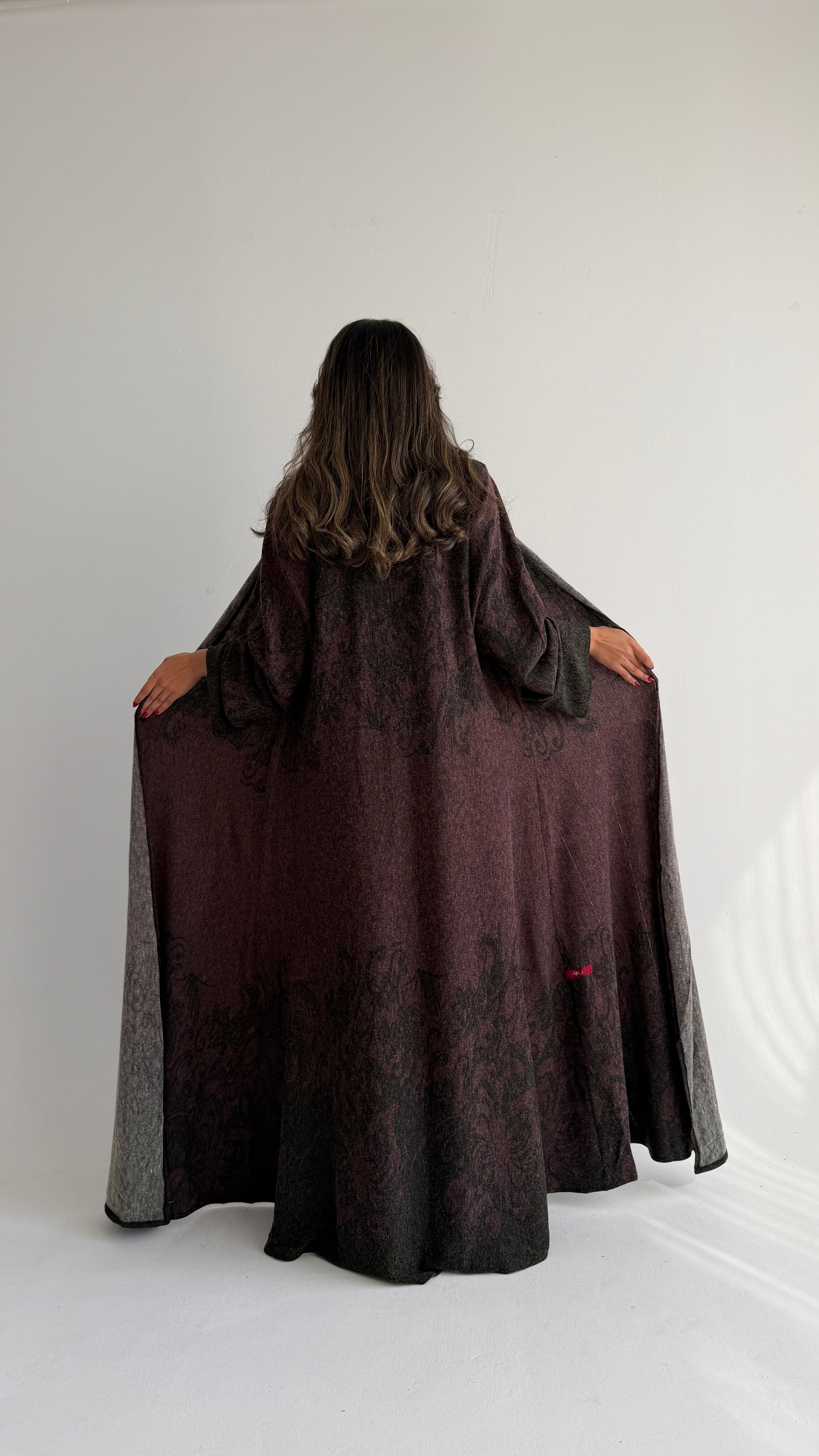 MW1855 - عباية مخمل كاملة طباعة برسمات راقية ودافئي - Aya