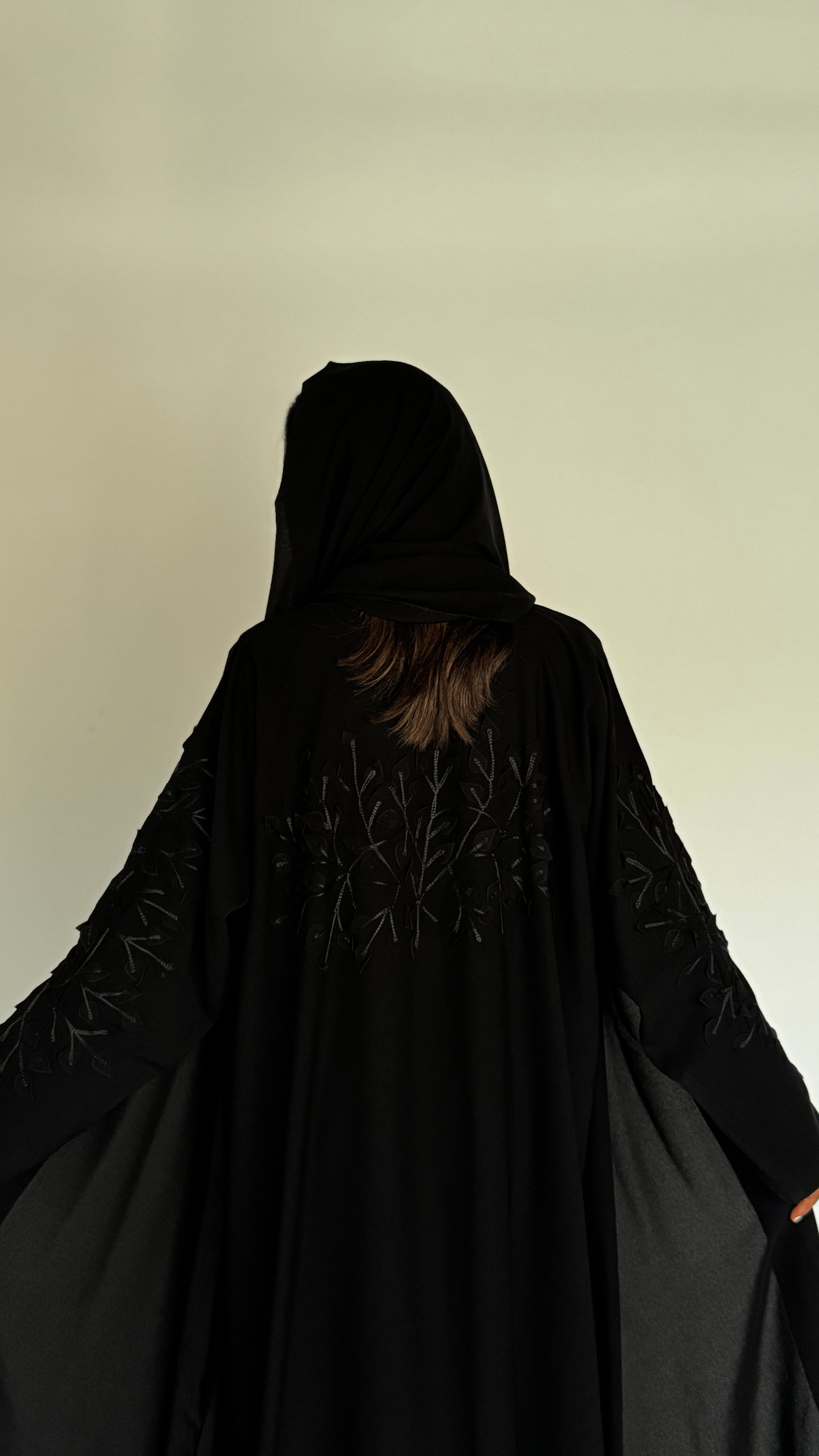 MW1747 - اسود تطريز هاري مع تركيب ورق - Aya