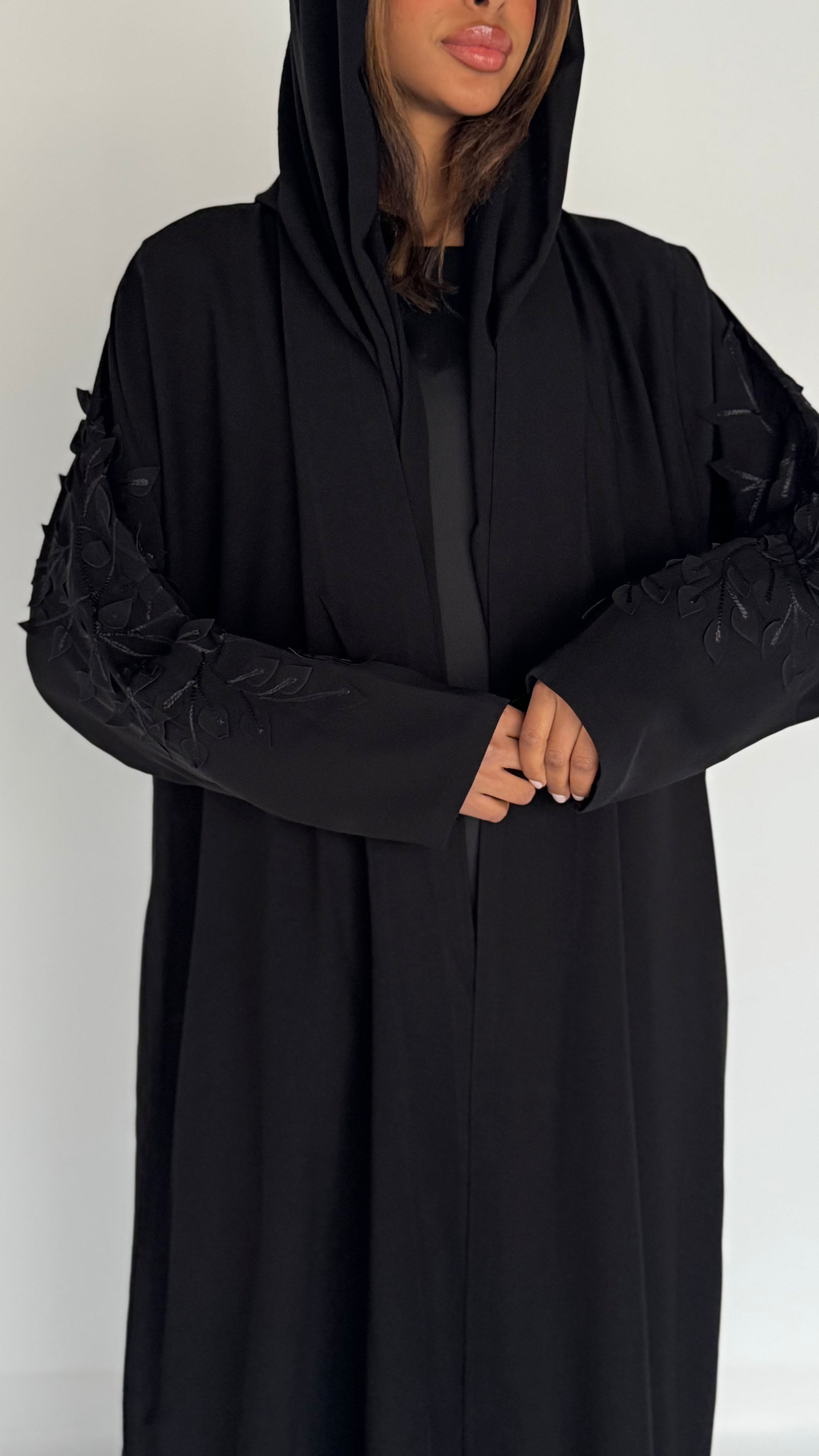 MW1747 - اسود تطريز هاري مع تركيب ورق - Aya