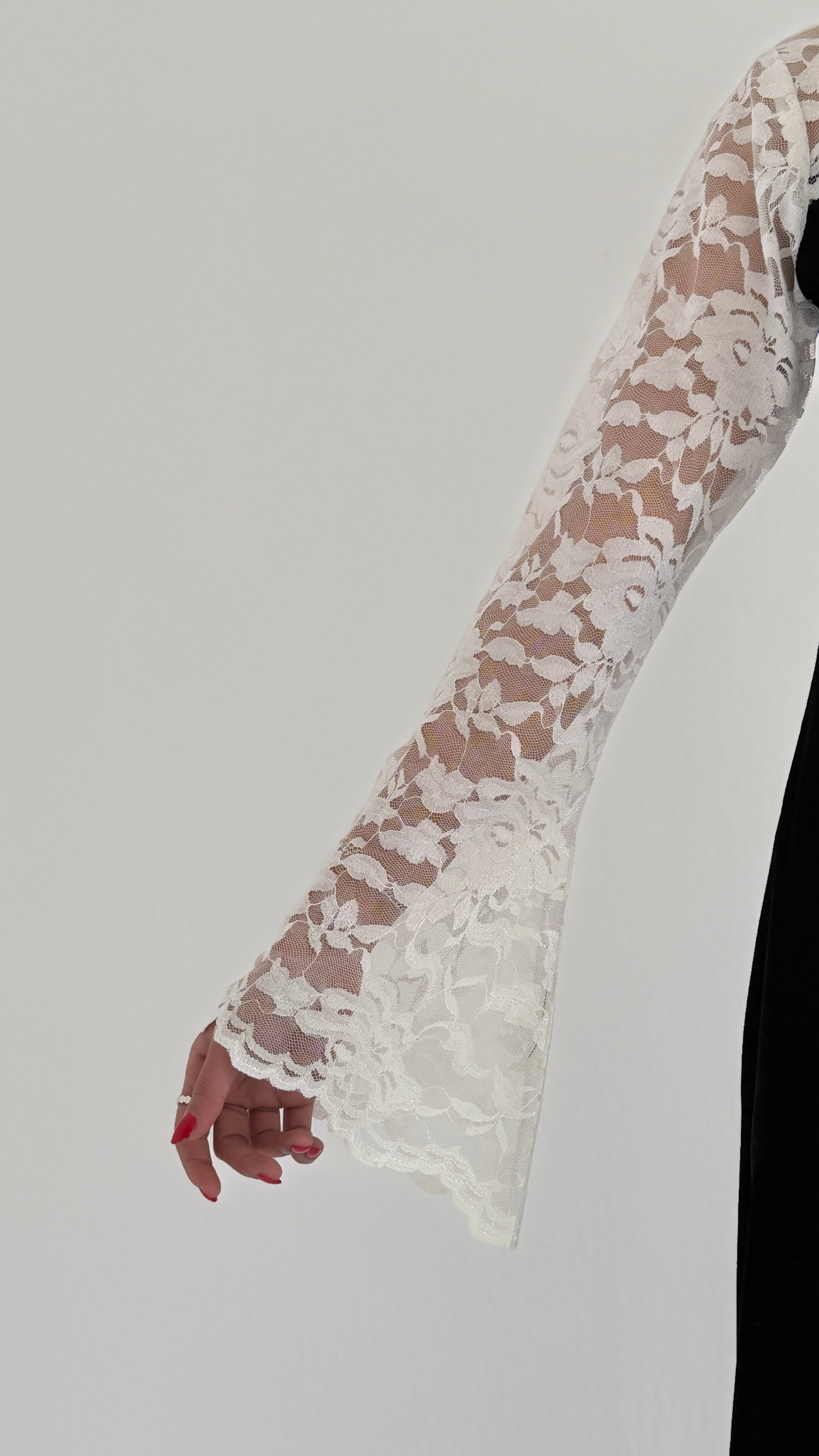 MWJ014 - جلابية مخمل مع تطريز دانتيل أبيض يمنحها طابعاً راقياً - Aya