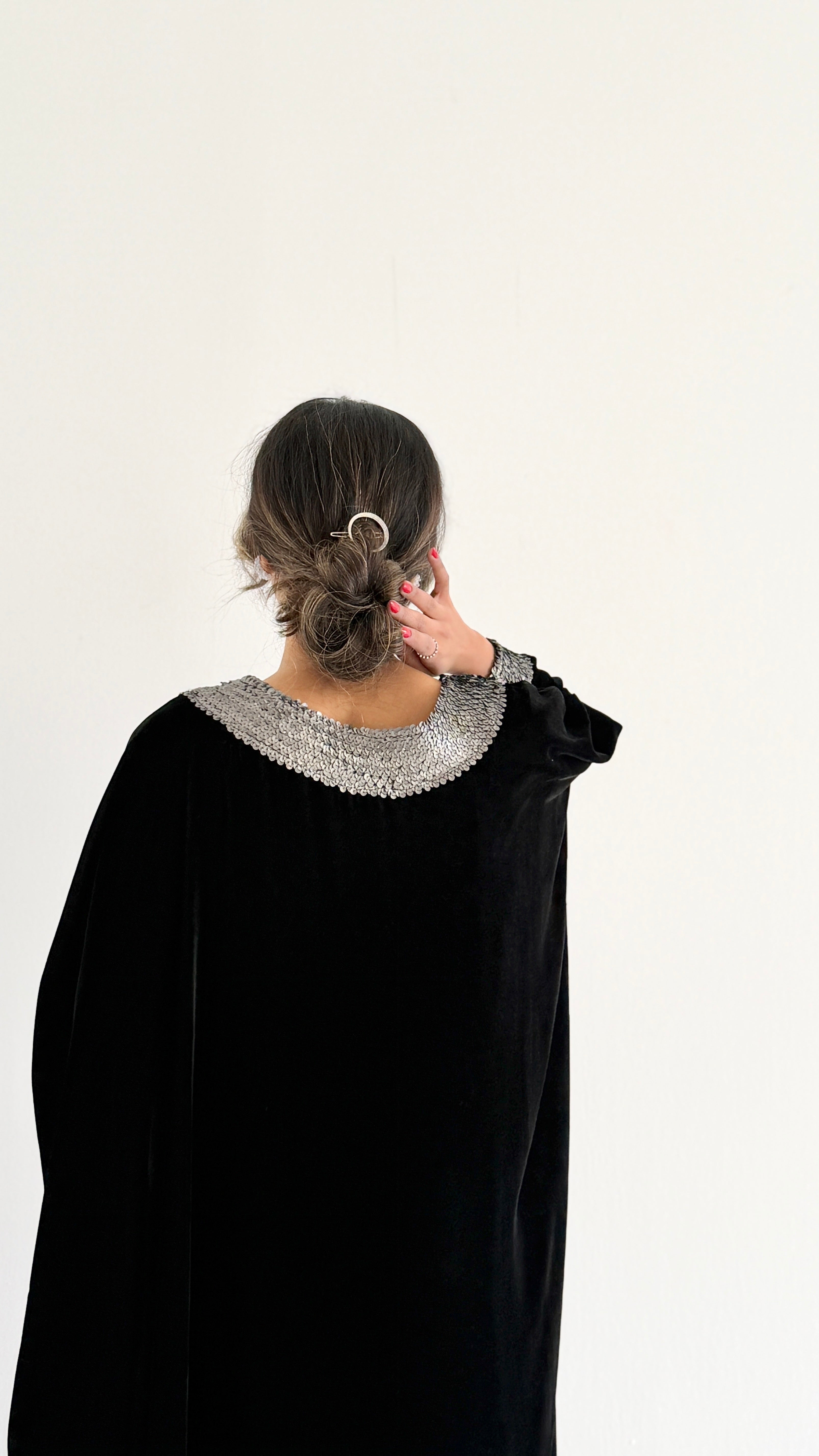 MWJ002 - جلابية مخمل أسود بتفاصيل كلفة فاخرة على الياقة والأكمام - Aya