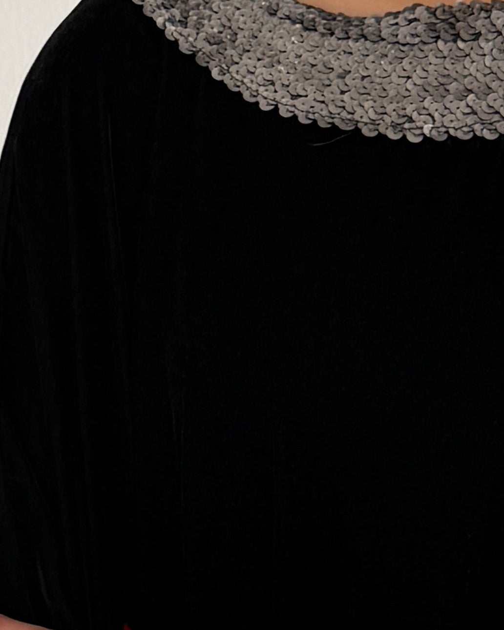MWJ002 - جلابية مخمل أسود بتفاصيل كلفة فاخرة على الياقة والأكمام - Aya