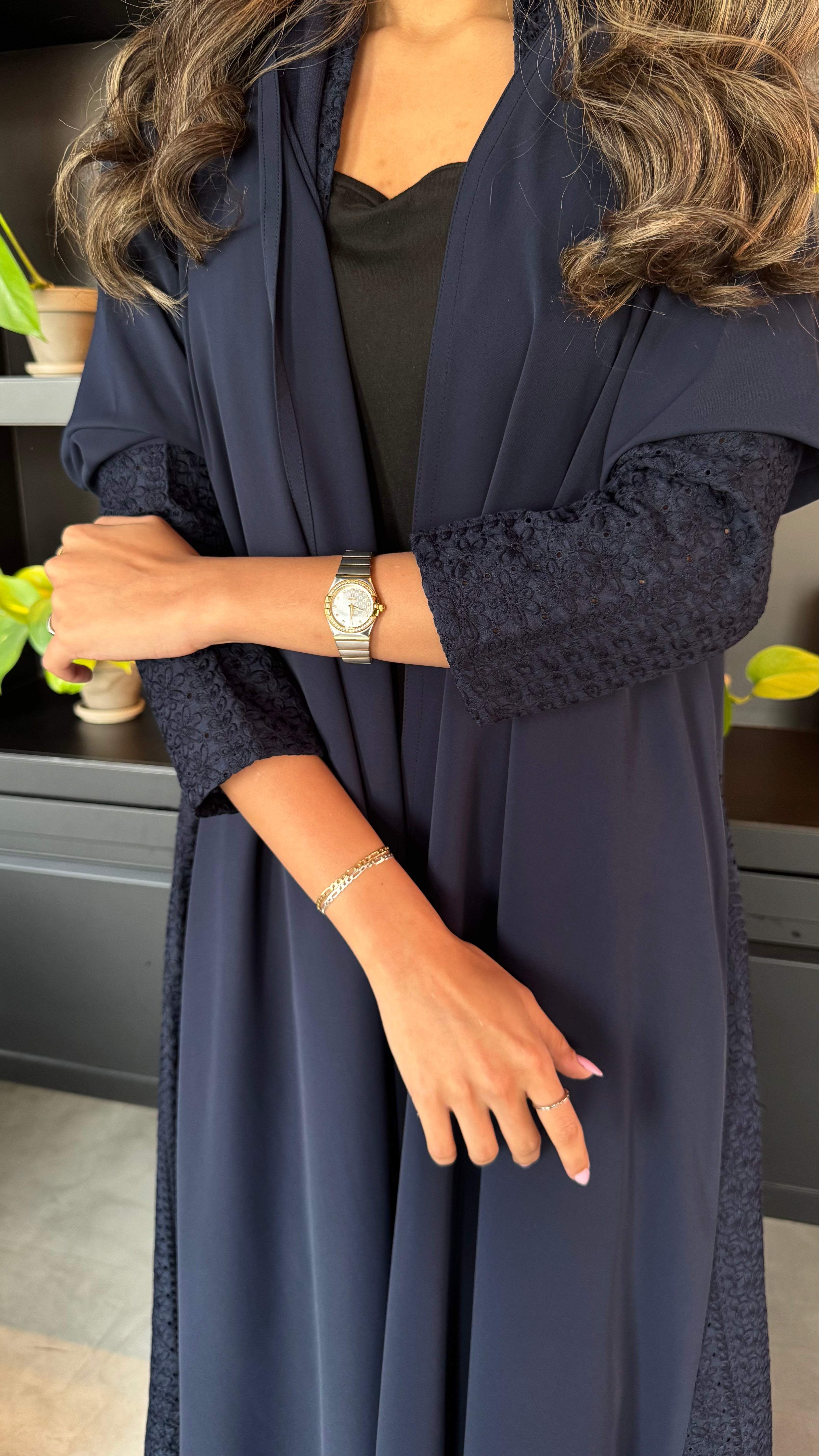 MWT405 - عباية كريب كحلي مع تدخليه روكامه كحلية - Aya