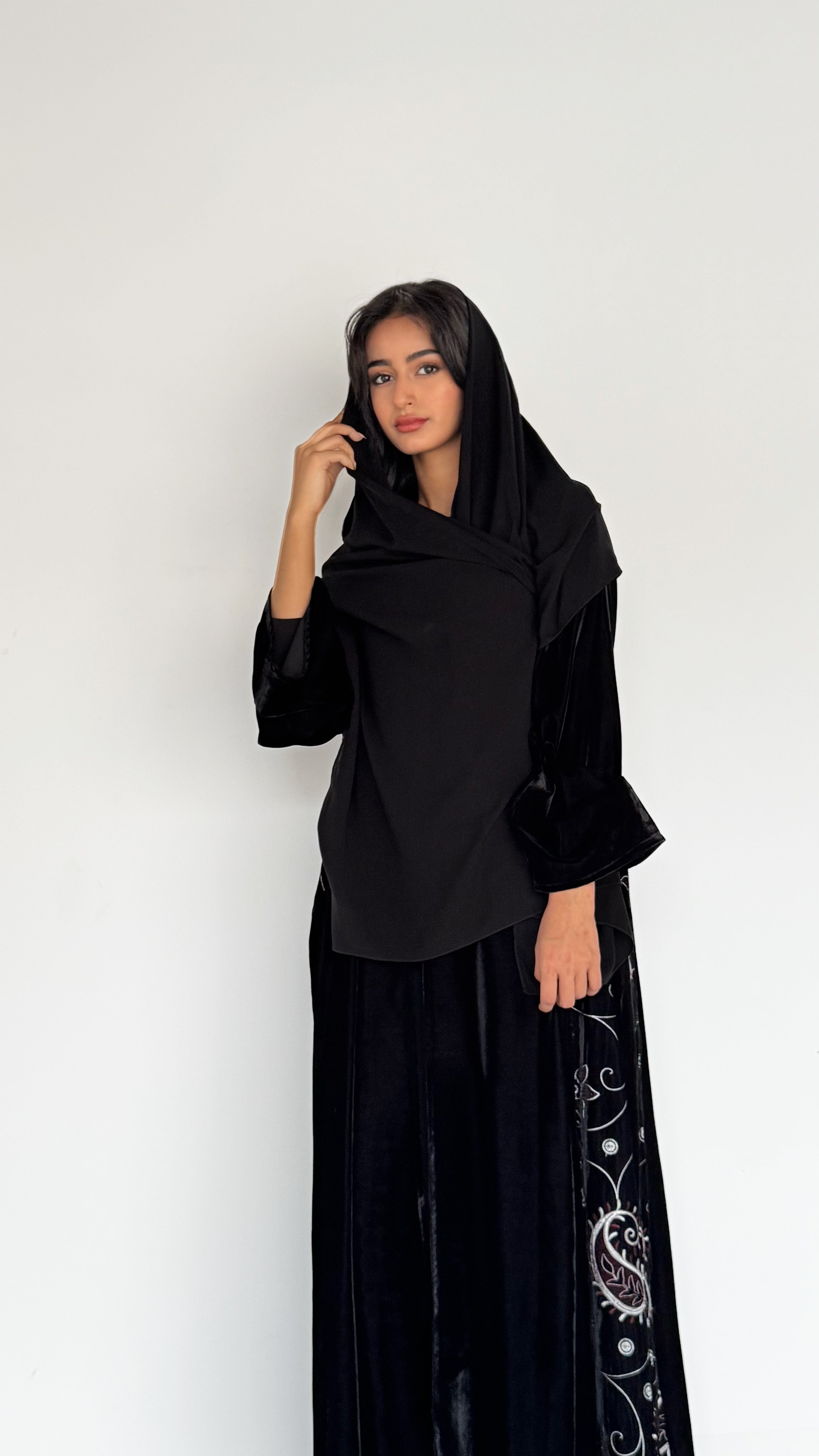 MW645 - Light Crepe Standing with Jacquard Half-Cloche