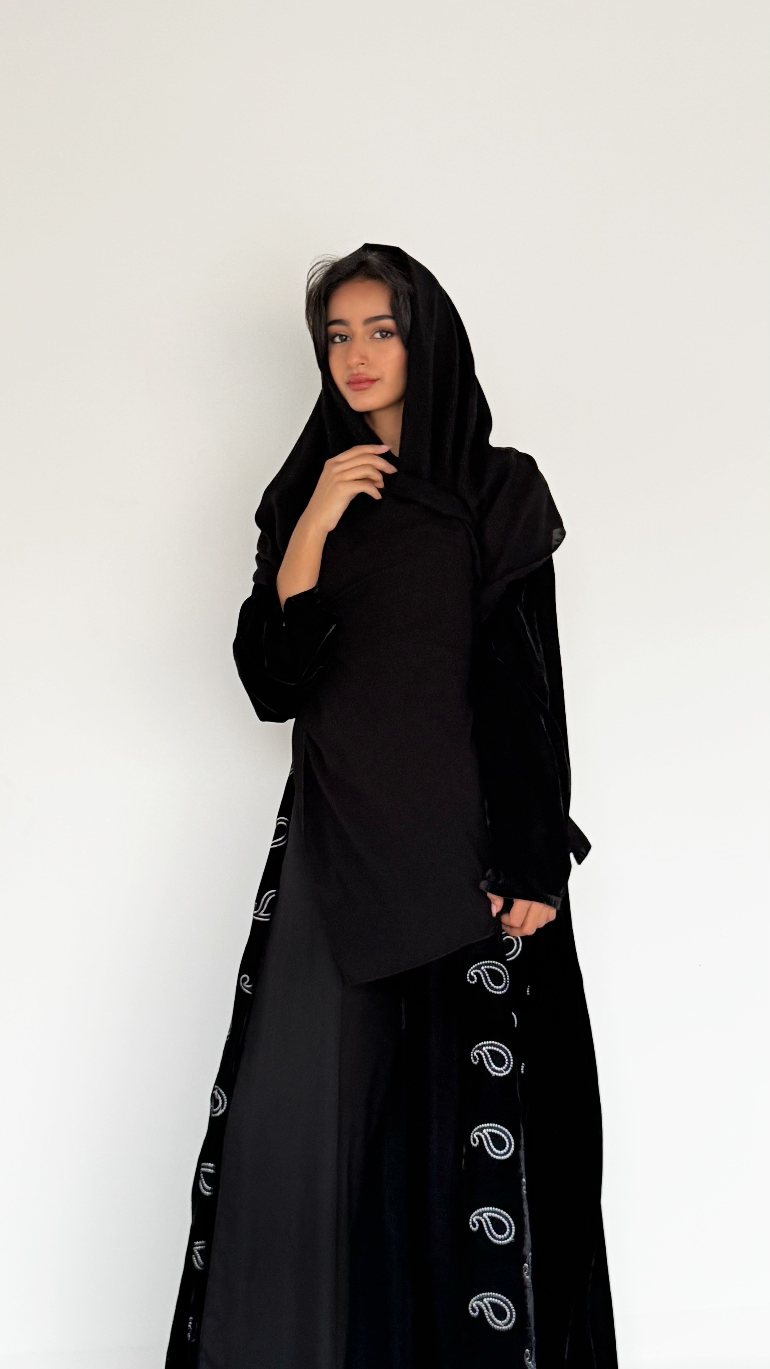 MW645 - Light Crepe Standing with Jacquard Half-Cloche
