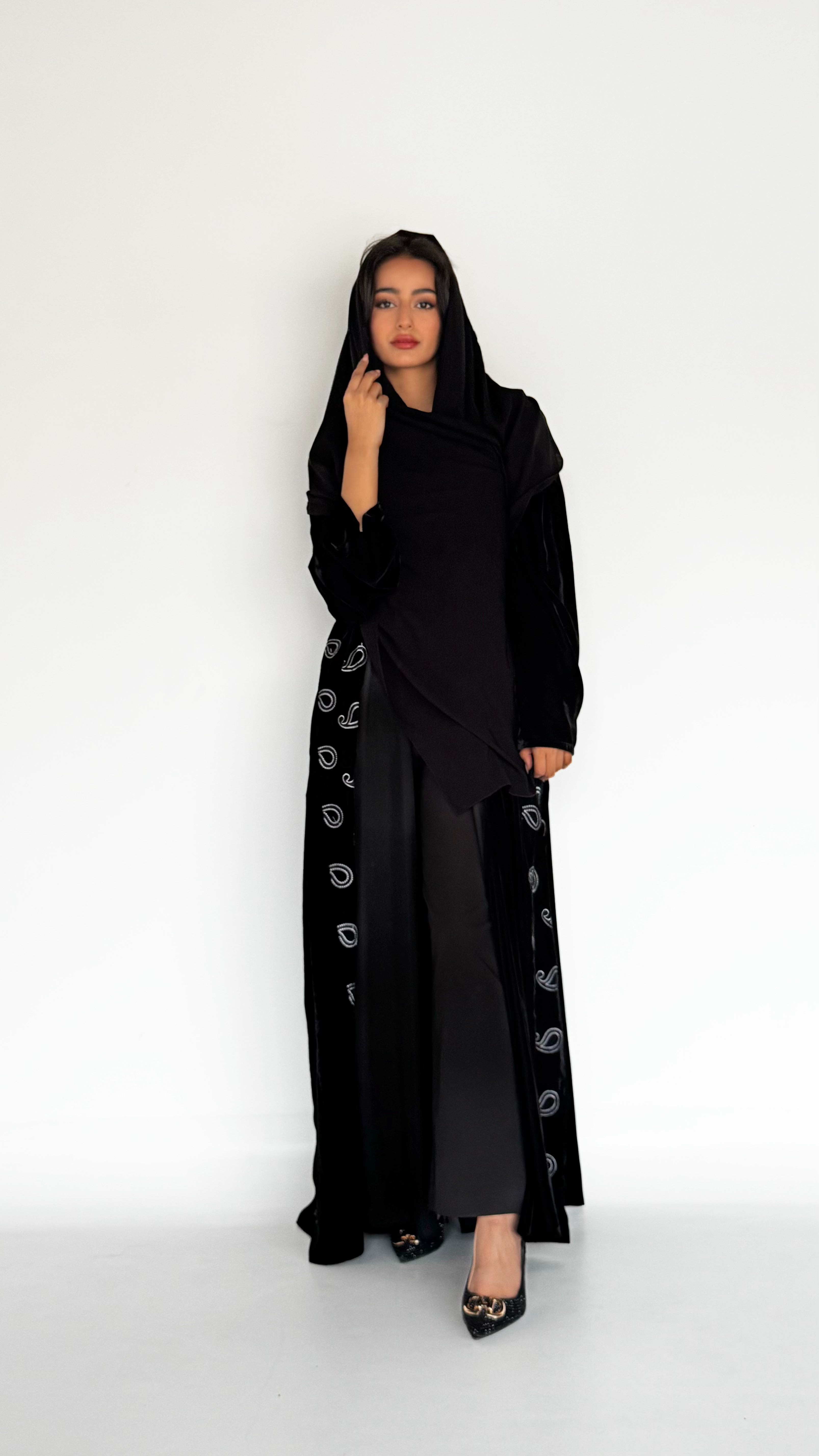 MW645 - Light Crepe Standing with Jacquard Half-Cloche