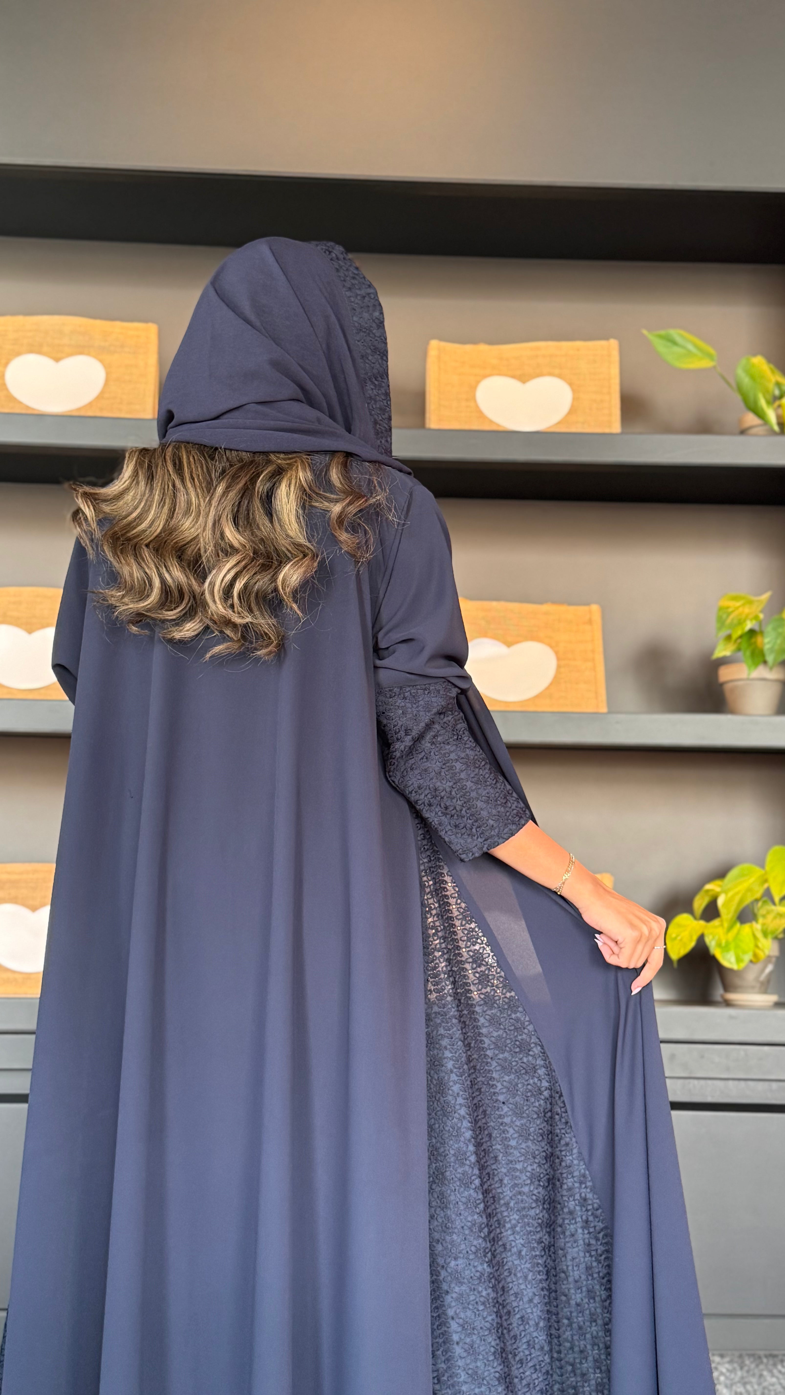 MWT405 - عباية كريب كحلي مع تدخليه روكامه كحلية - Aya