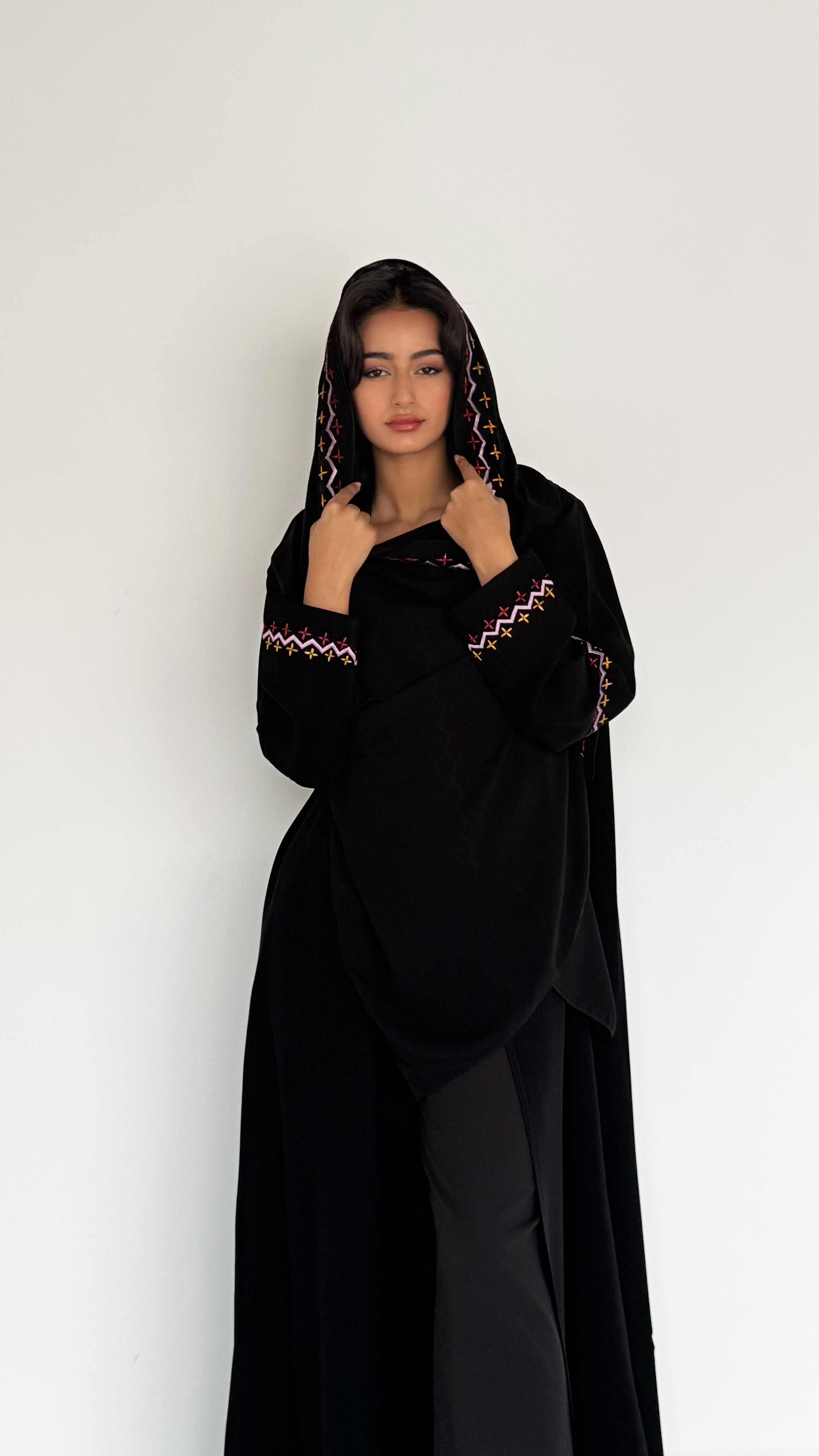 MW1750 - عباية كريب مع اضافة تطريز يدوي - Aya