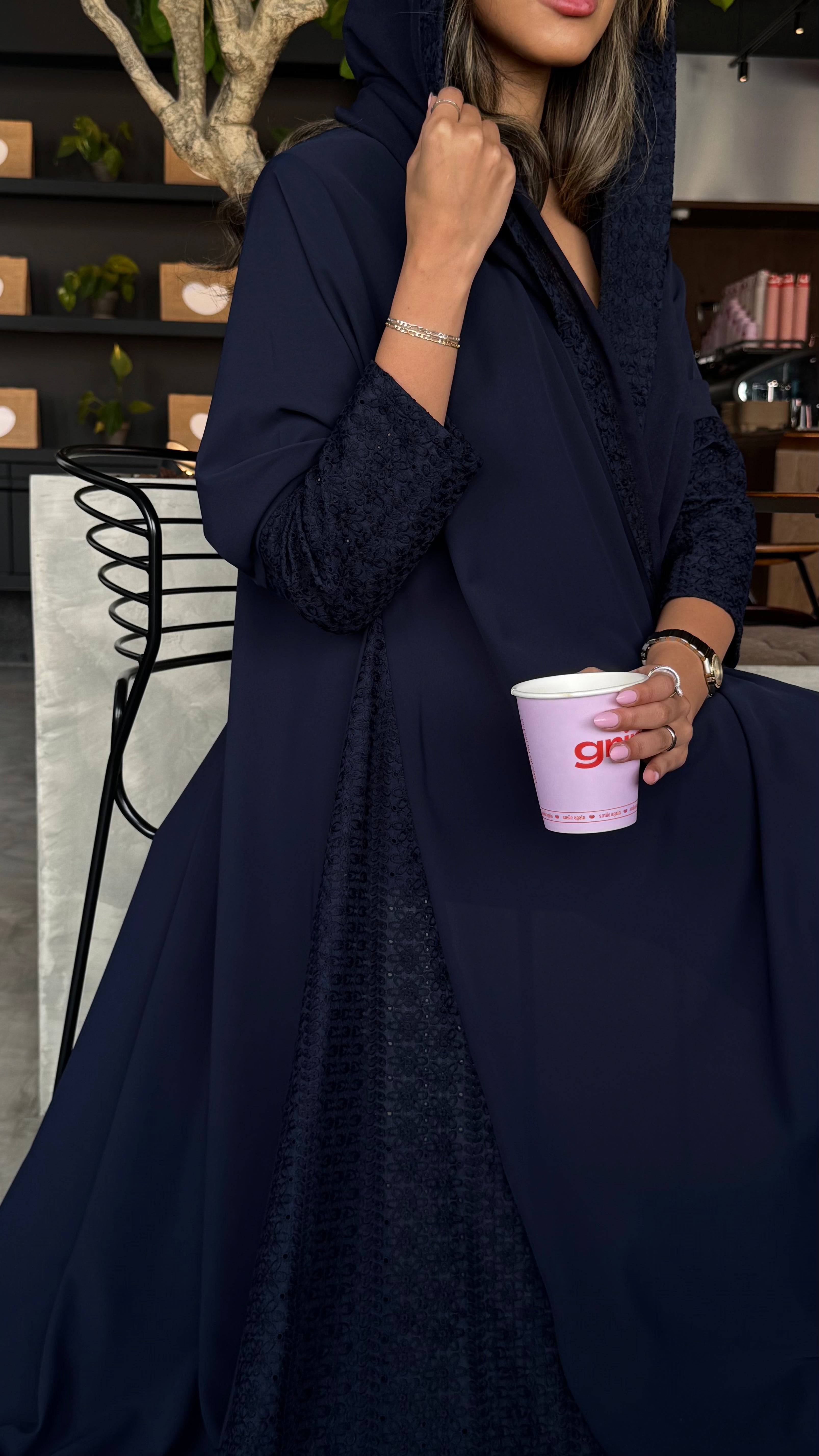 MWT405 - عباية كريب كحلي مع تدخليه روكامه كحلية - Aya