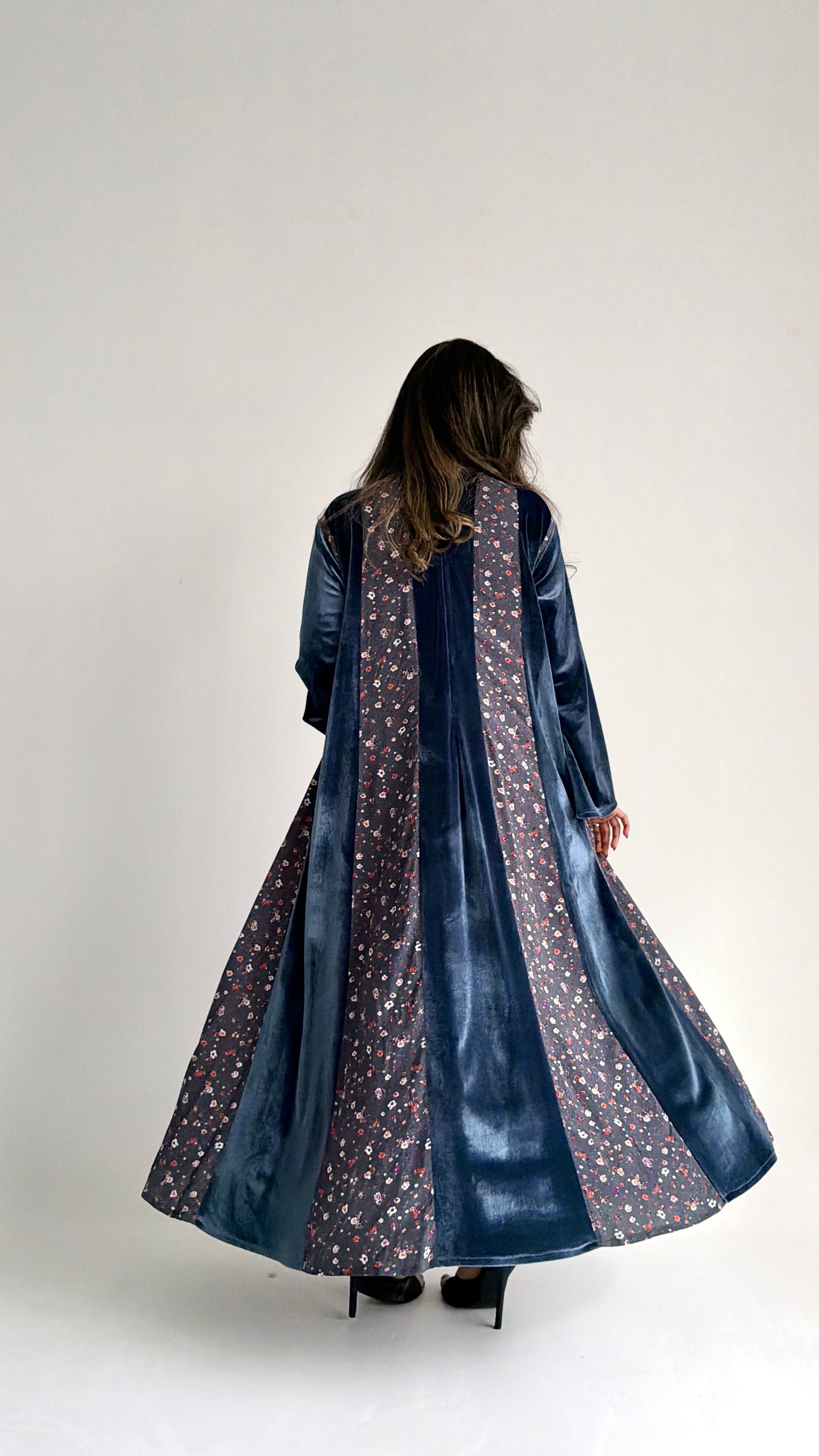 MWJ005 - جلابية مخمل بتصميم عصري مع إضافات لنن مشجّر - Aya